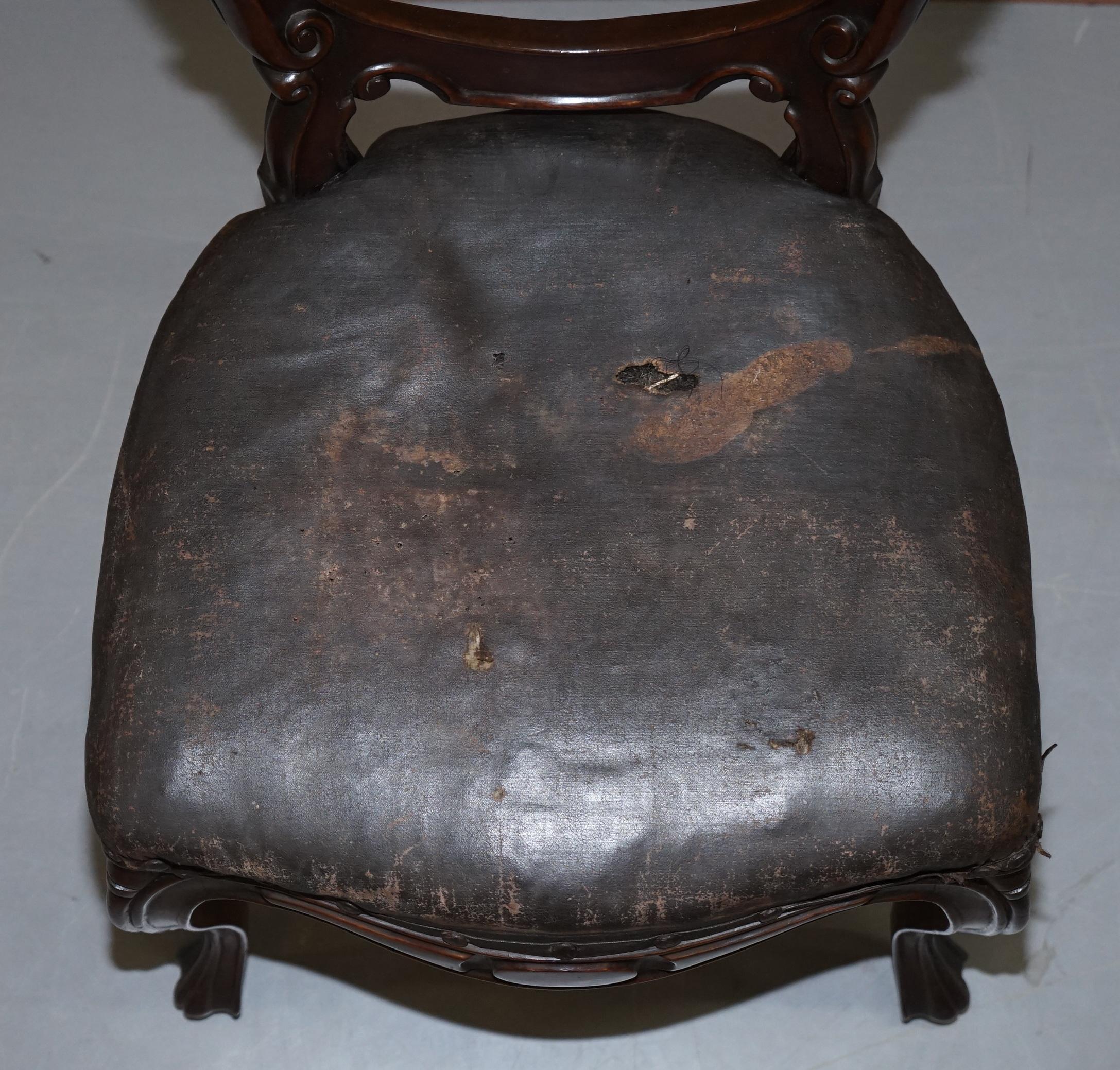 Anglais Chaise de salle à manger d'appoint victorienne en bois dur sculpté à la main à dos de cuillère et de médaillon en vente