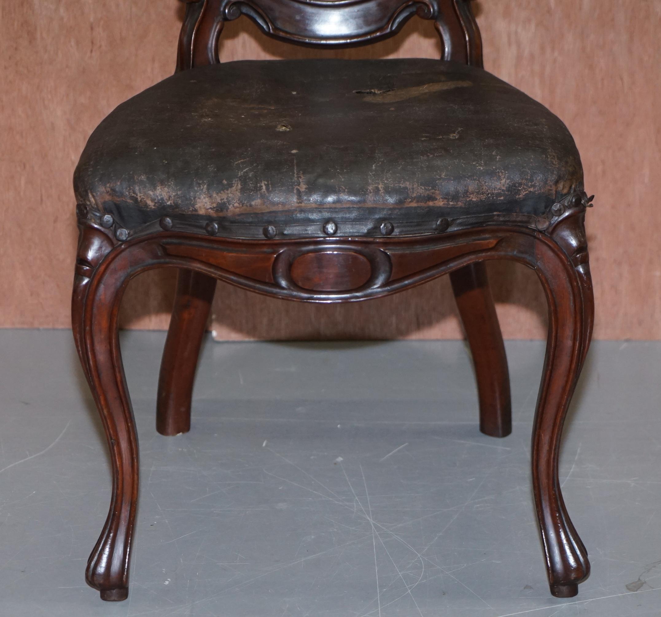 Fait main Chaise de salle à manger d'appoint victorienne en bois dur sculpté à la main à dos de cuillère et de médaillon en vente