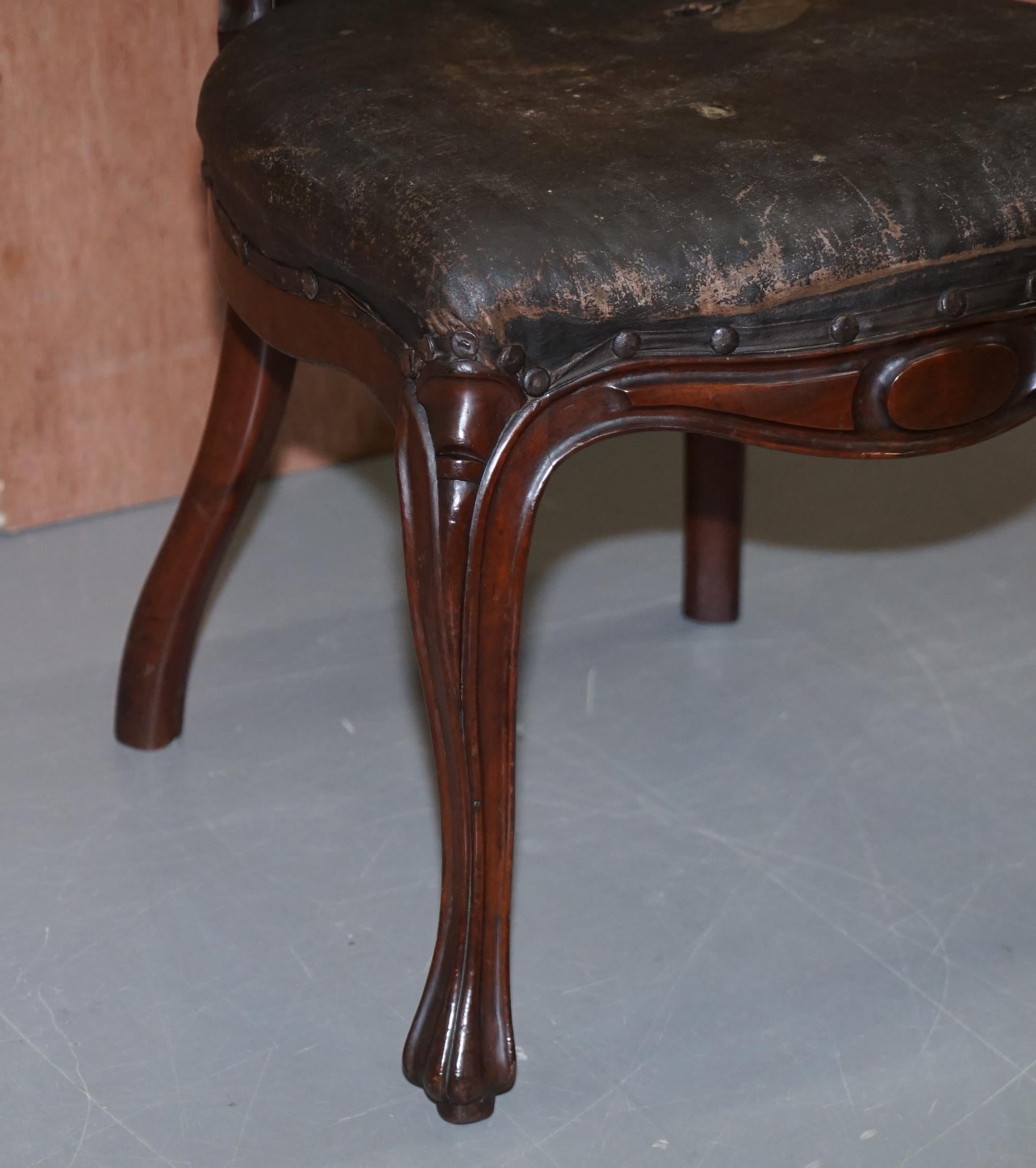 XIXe siècle Chaise de salle à manger d'appoint victorienne en bois dur sculpté à la main à dos de cuillère et de médaillon en vente