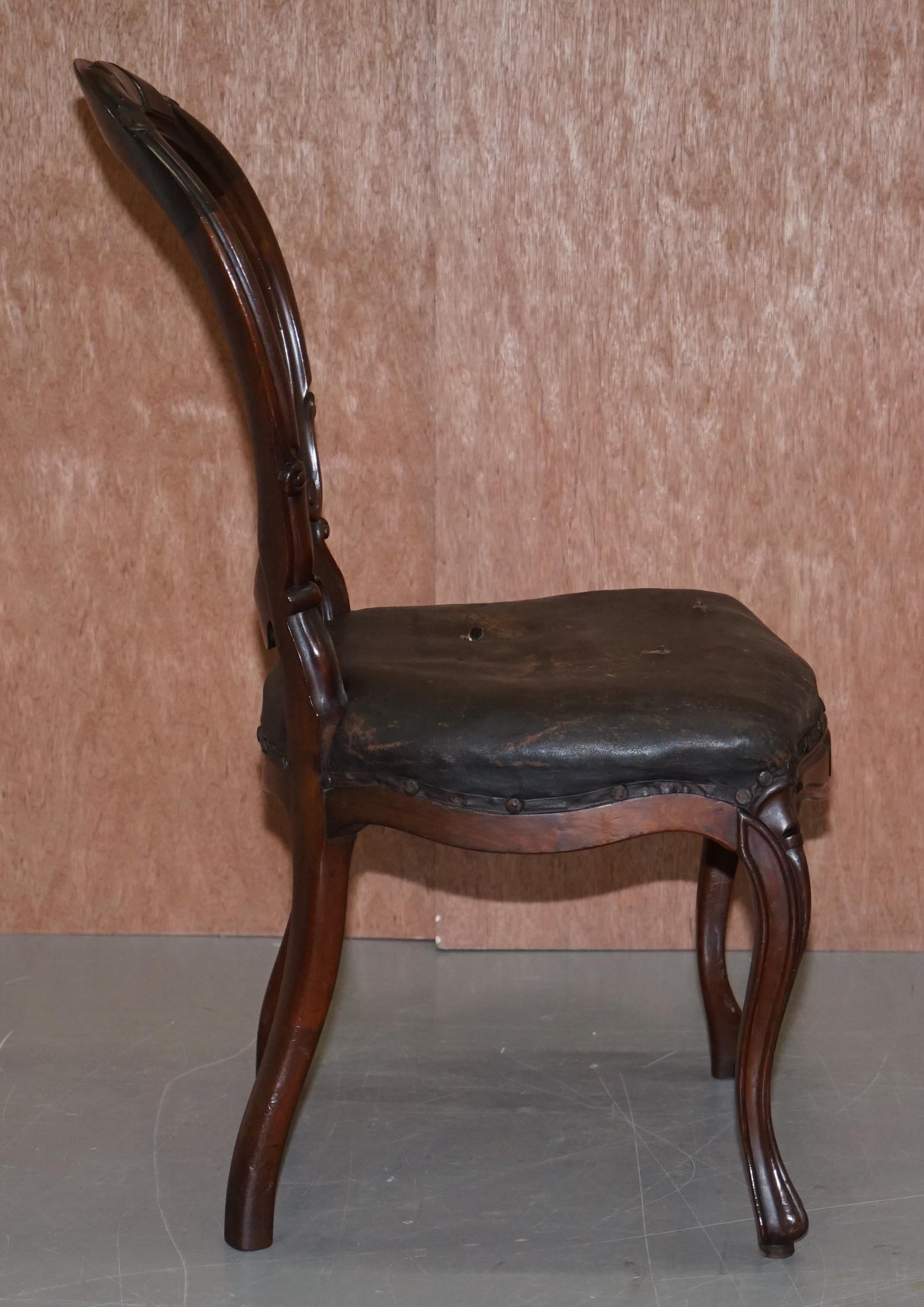 Tissu d'ameublement Chaise de salle à manger d'appoint victorienne en bois dur sculpté à la main à dos de cuillère et de médaillon en vente