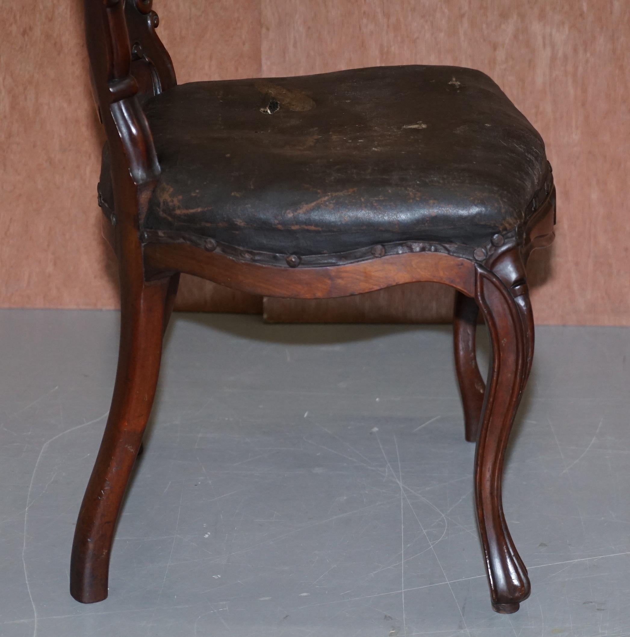 Chaise de salle à manger d'appoint victorienne en bois dur sculpté à la main à dos de cuillère et de médaillon en vente 1