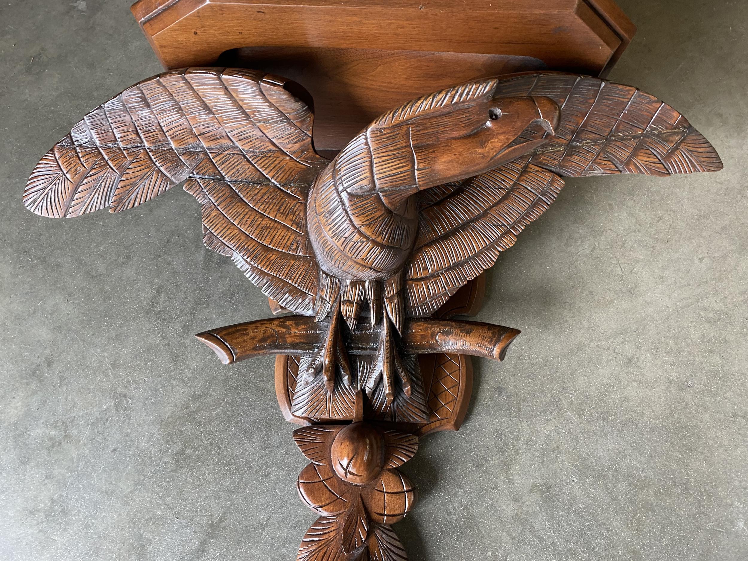 Victorien tardif Applique murale victorienne en chêne sculptée à la main représentant un aigle de guerre américain en vente