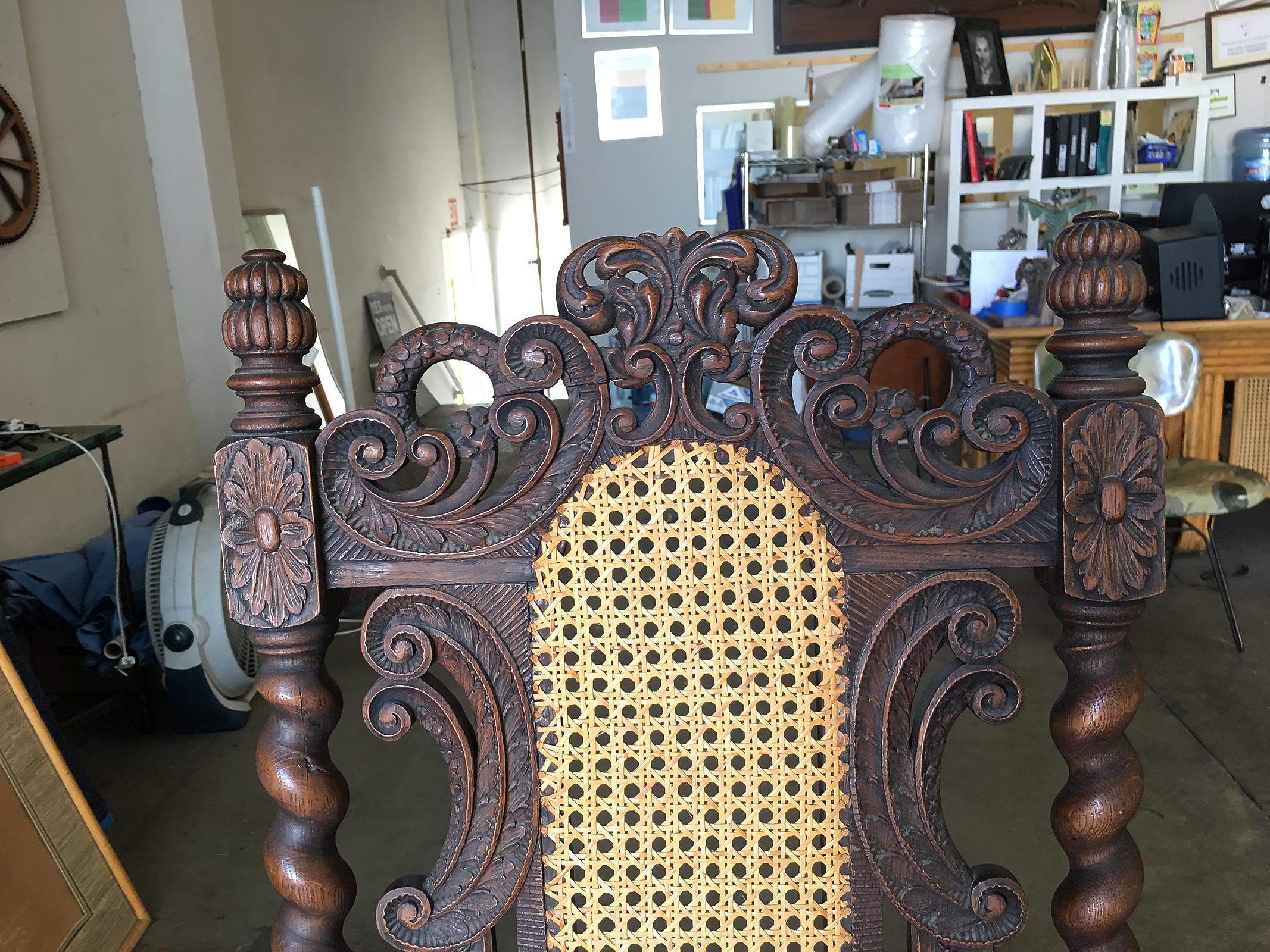 XIX secolo Sedia da trono laterale vittoriana intagliata a mano in Oak Gothic Revival in vendita
