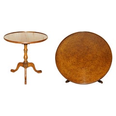 Mesa Victoriana con Tallado a Mano en Roble Pollard con Tapa Inclinable y Trípode para Lámpara Lateral de Vino