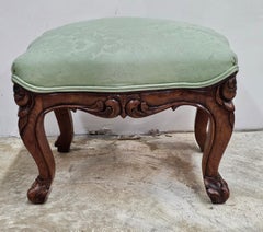 Sgabello vittoriano intagliato a mano in legno di noce e imbottito