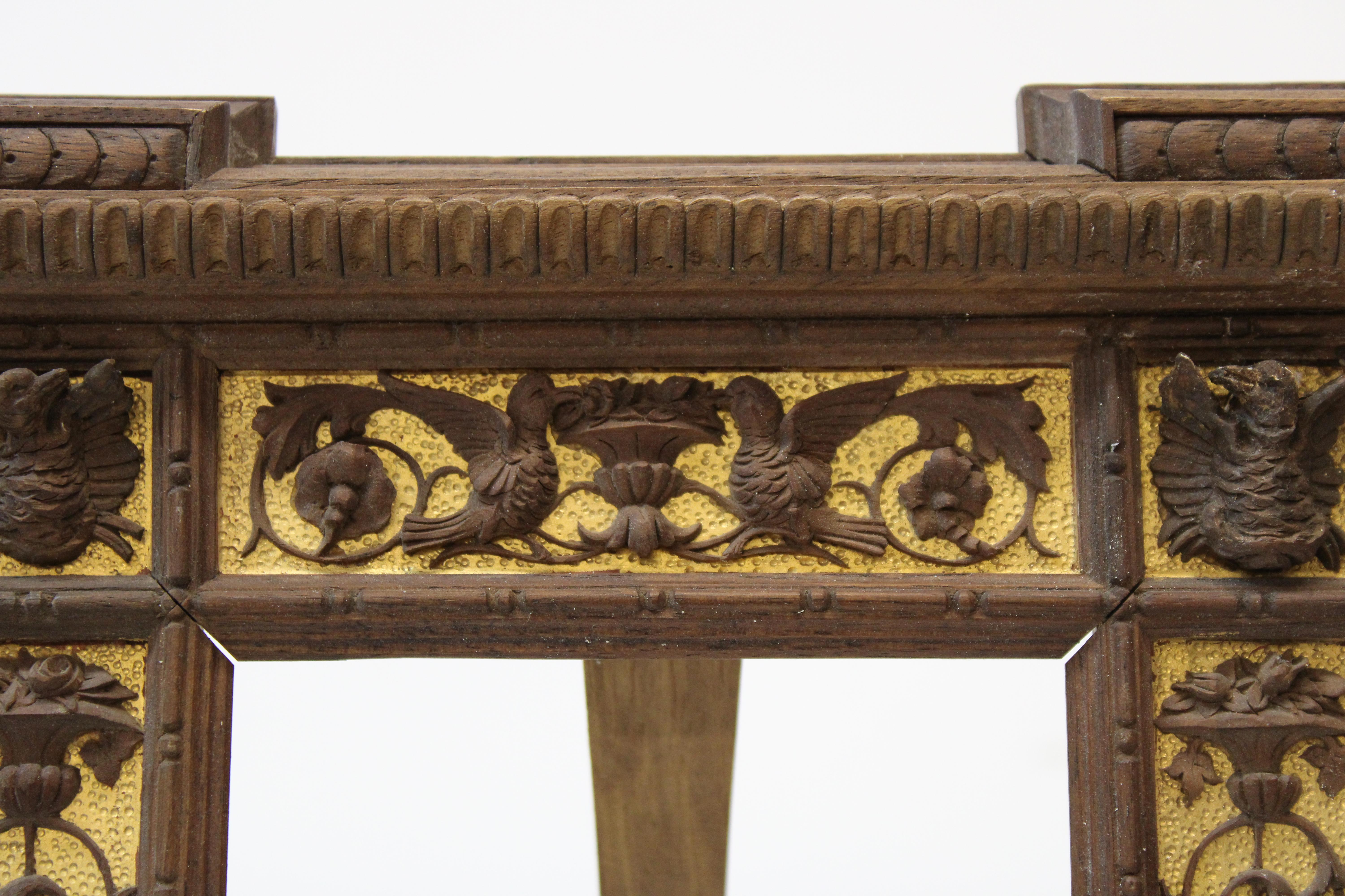C. 20e siècle - charmant cadre de chevalet en bois sculpté à la main avec des tons dorés et d'adorables oiseaux.