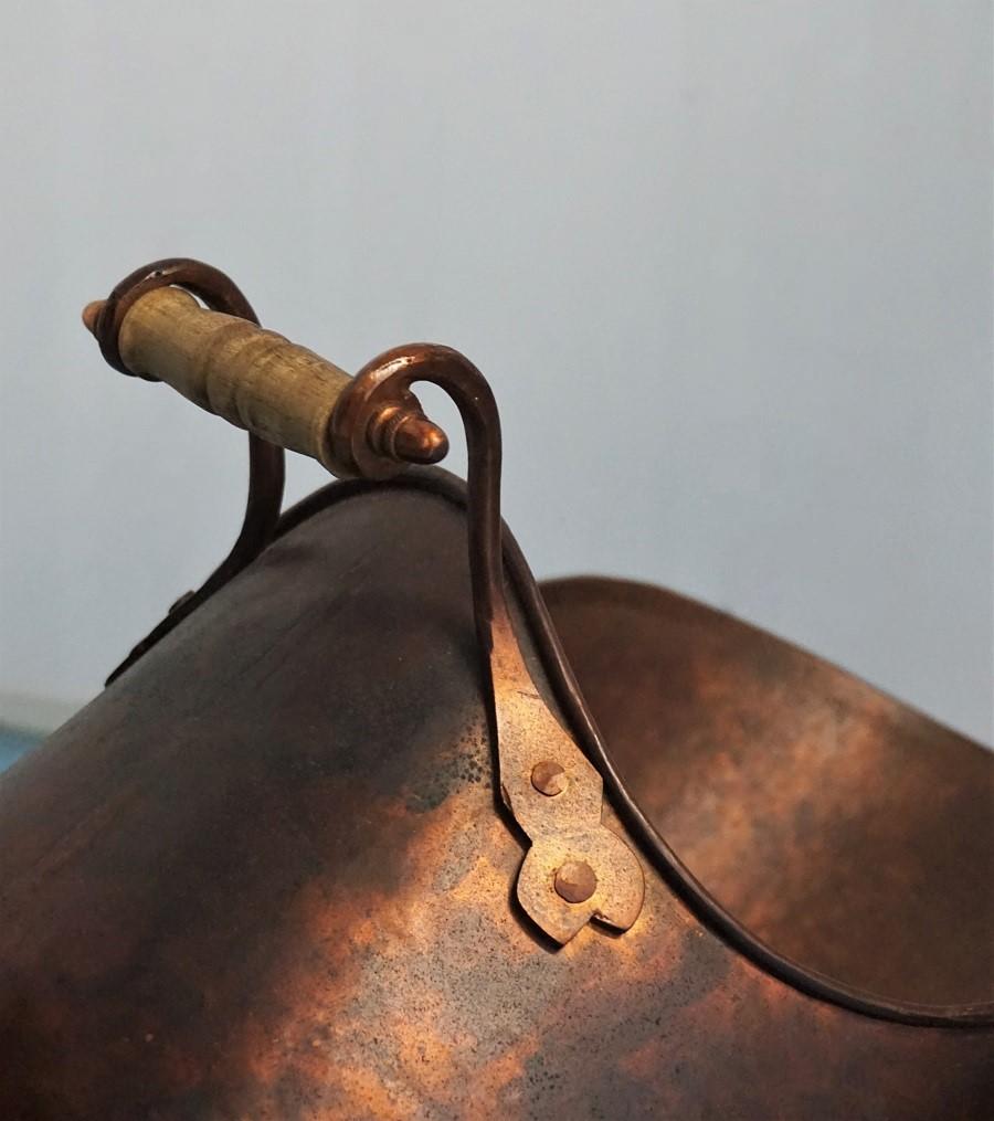 Victorian Hand-Crafted Copper Helmet Coal Scuttle or Log Holder  In Good Condition In Frankfurt am Main, DE