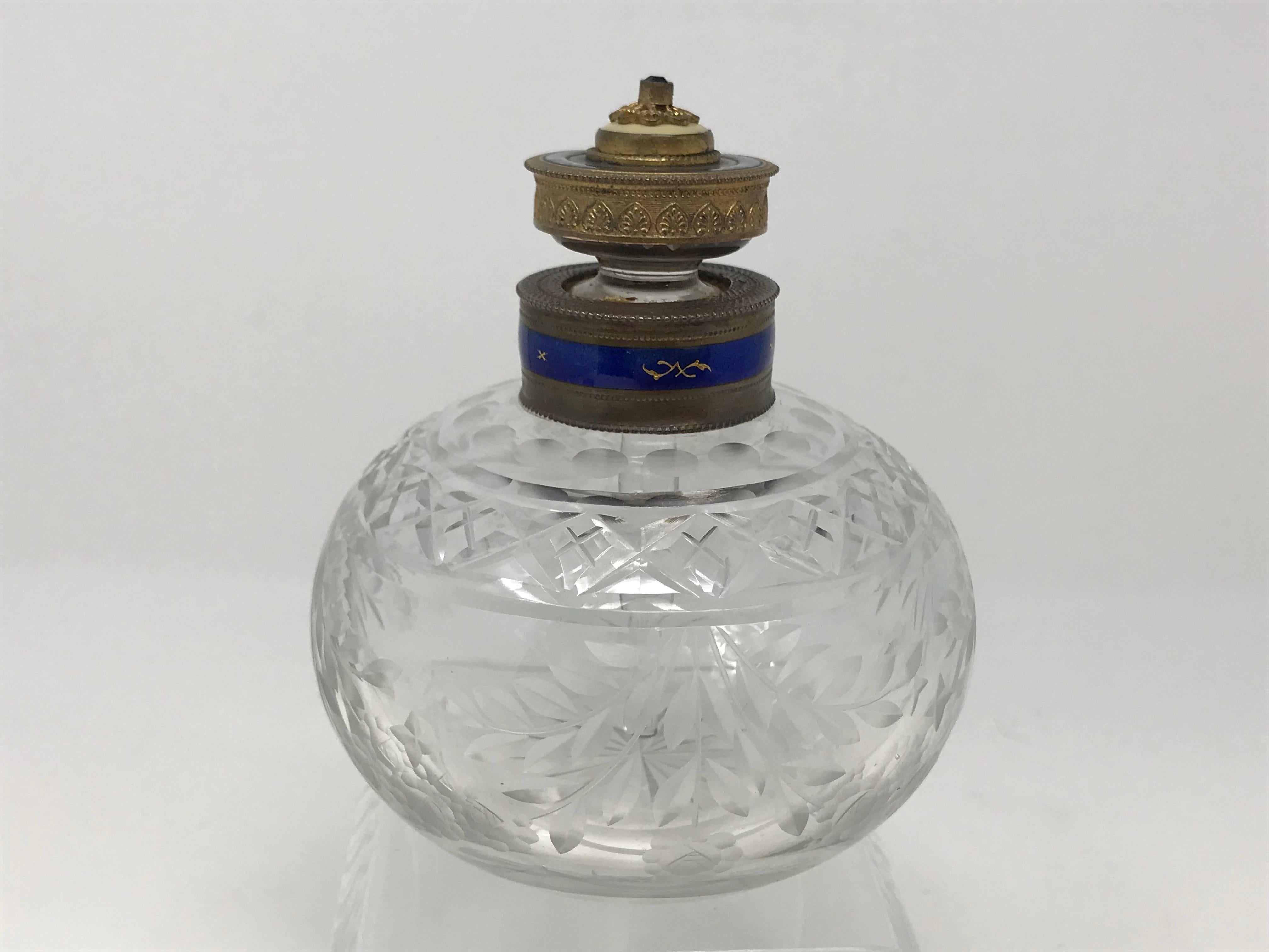 Bouteille de parfum victorienne en cristal taillé à la main avec col et bouchon en laiton et en émail, fin du 19e siècle, marque autrichienne, (marque visible mais peu claire). Mesure environ 4 1/4