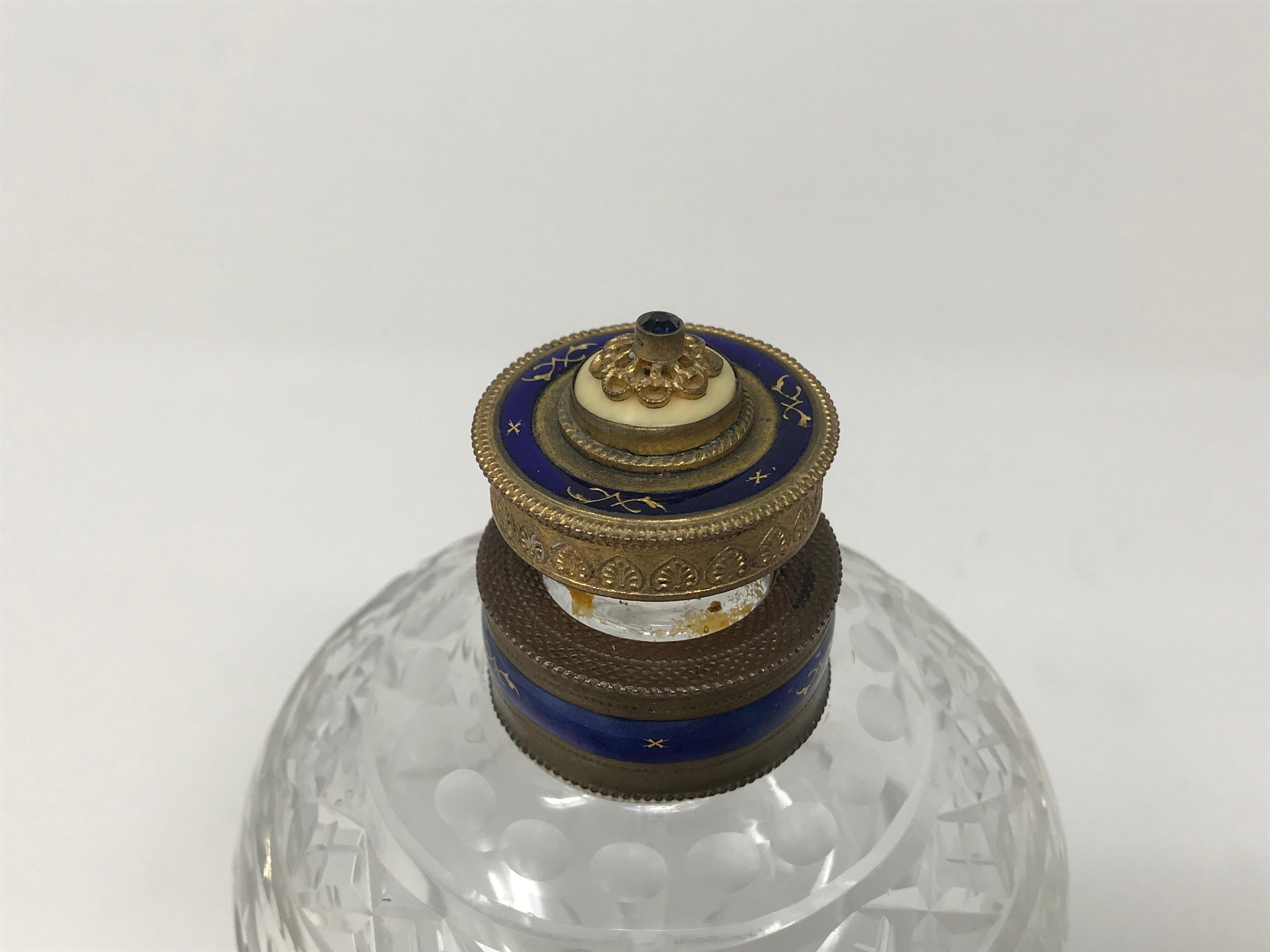 Victorien Bouteille de parfum victorienne en cristal taillé à la main, en laiton et émail en vente
