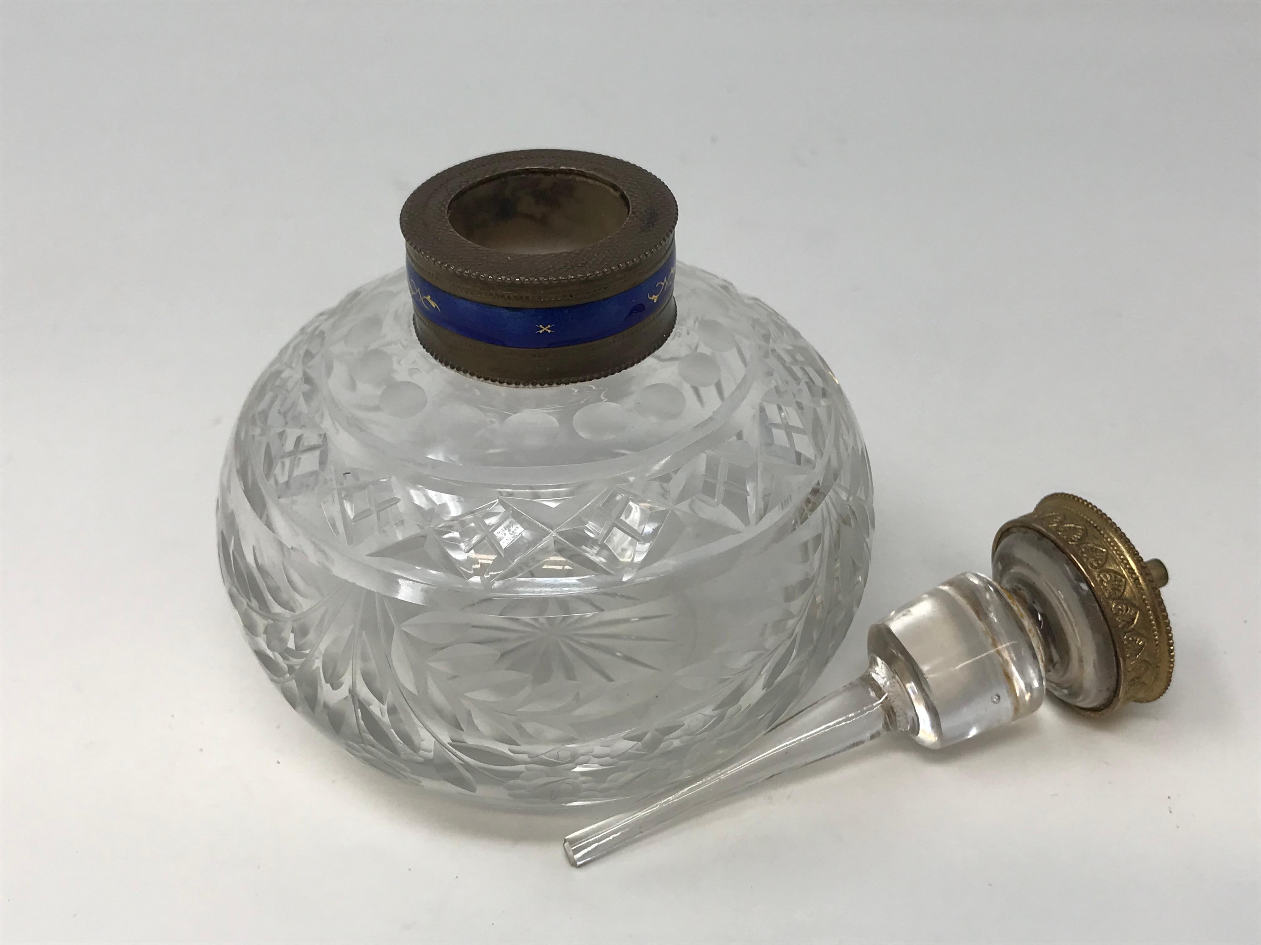 Bouteille de parfum victorienne en cristal taillé à la main, en laiton et émail Bon état - En vente à Montreal, QC