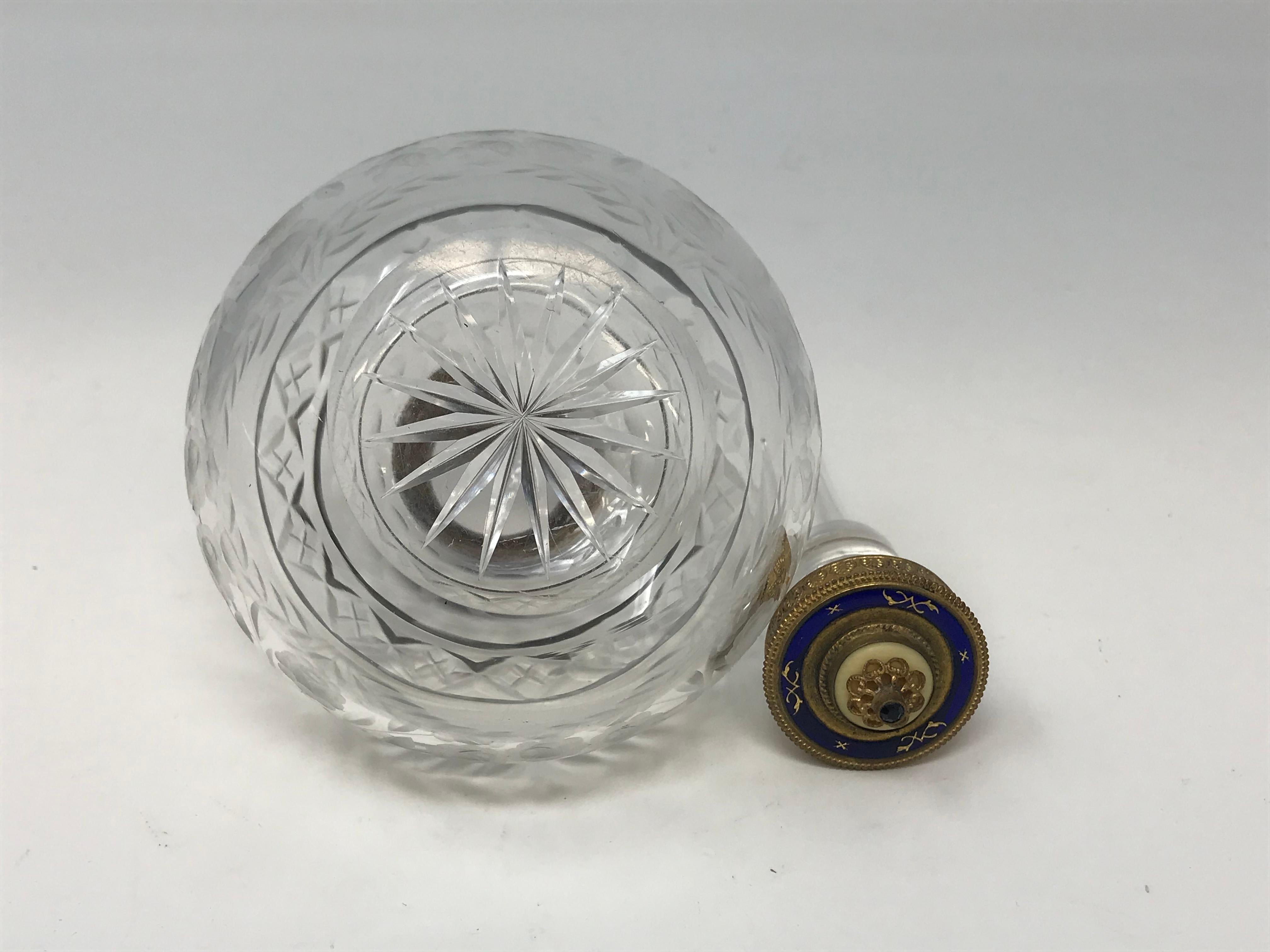 Bouteille de parfum victorienne en cristal taillé à la main, en laiton et émail Pour femmes en vente