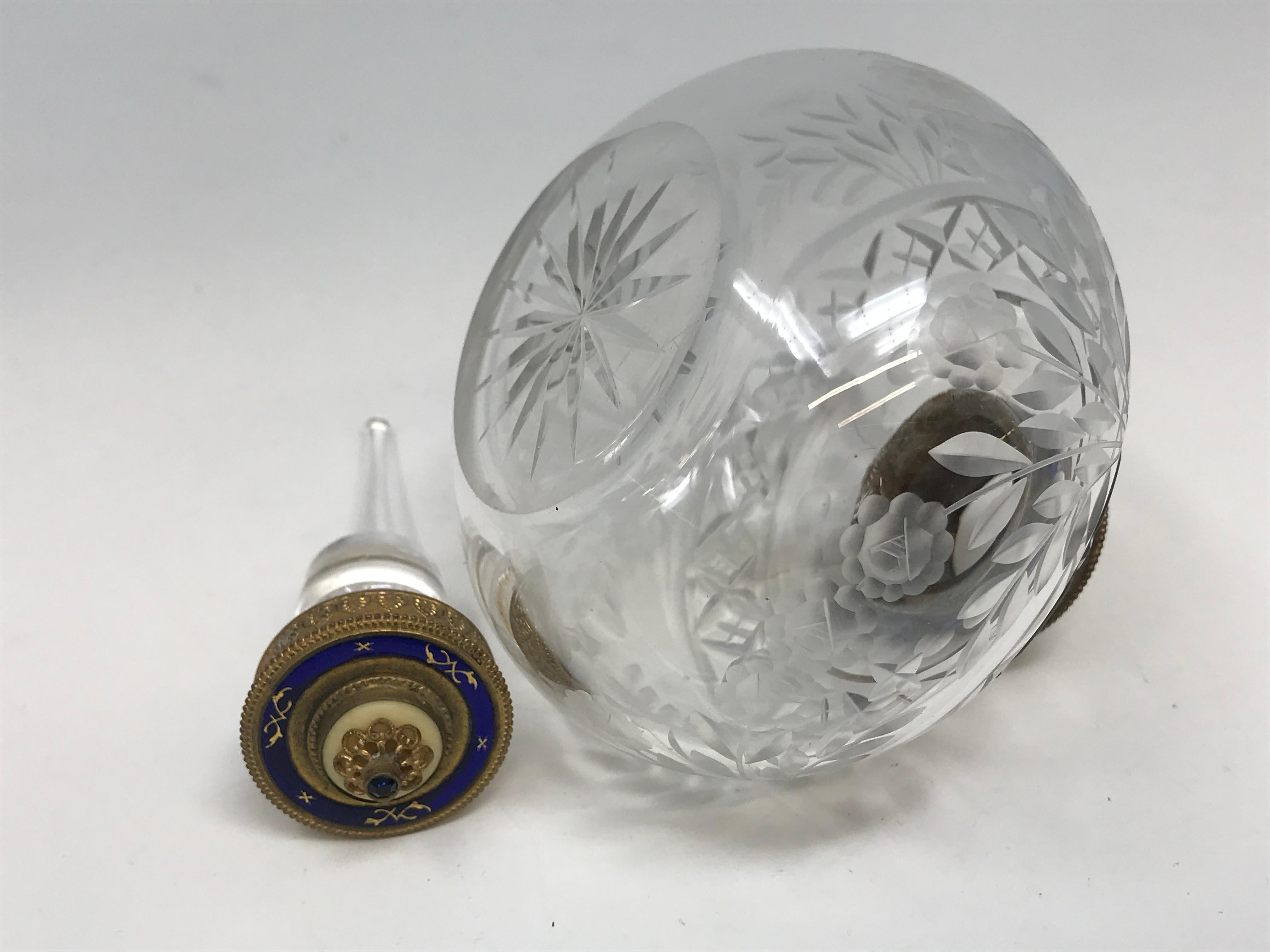 Bouteille de parfum victorienne en cristal taillé à la main, en laiton et émail en vente 1