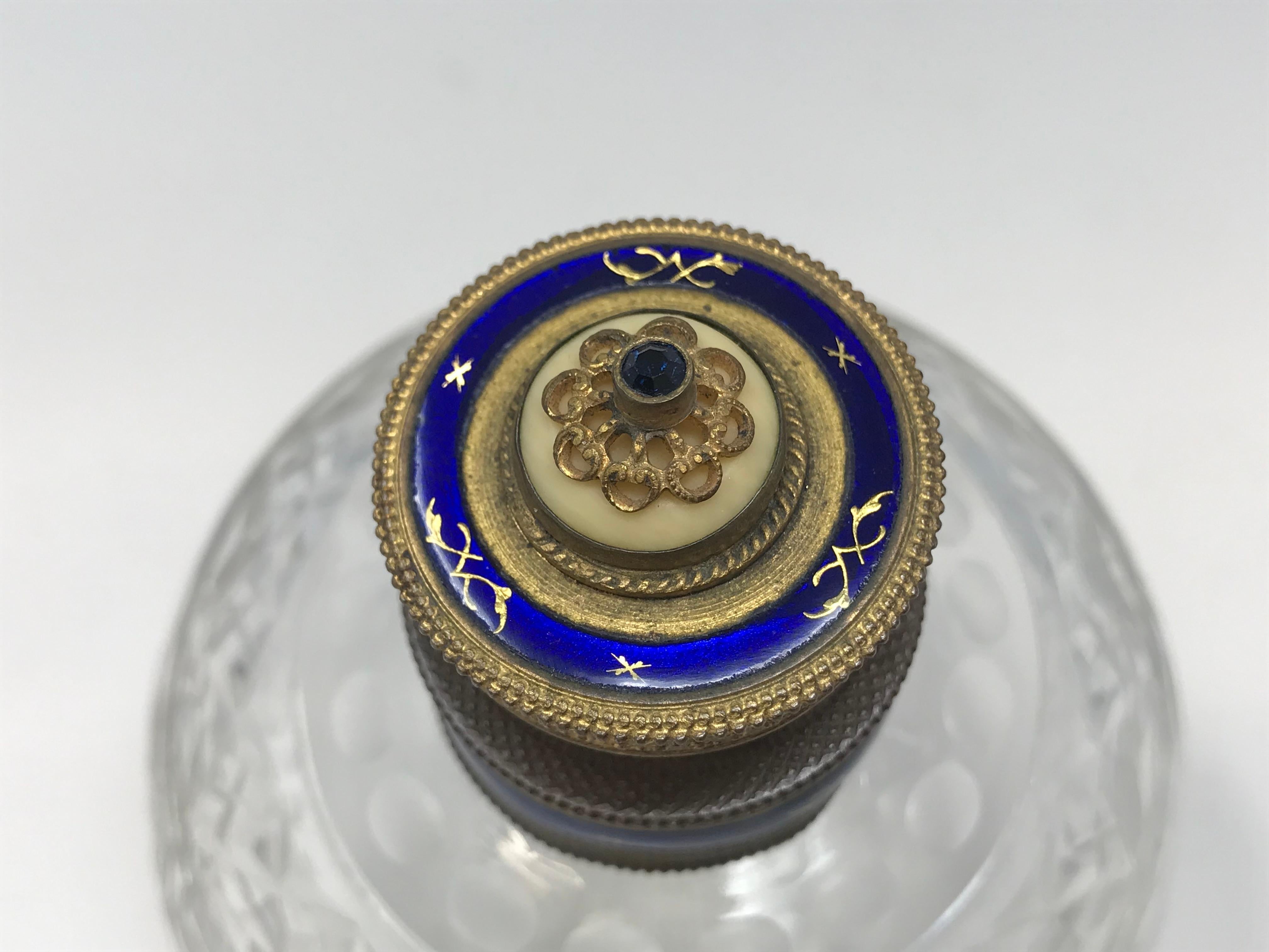 Bouteille de parfum victorienne en cristal taillé à la main, en laiton et émail en vente 3