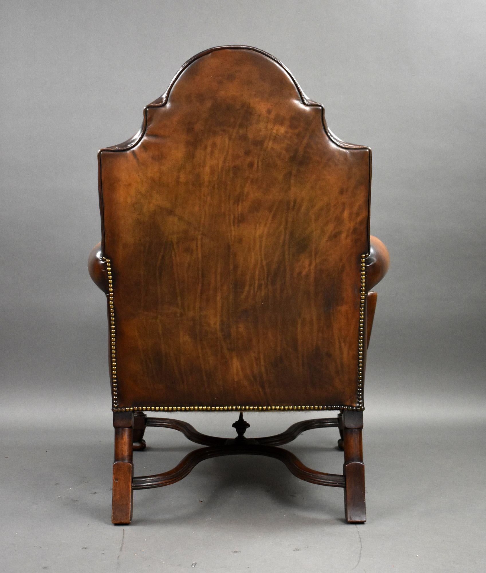 Fauteuil victorien en cuir teint à la main en vente 1
