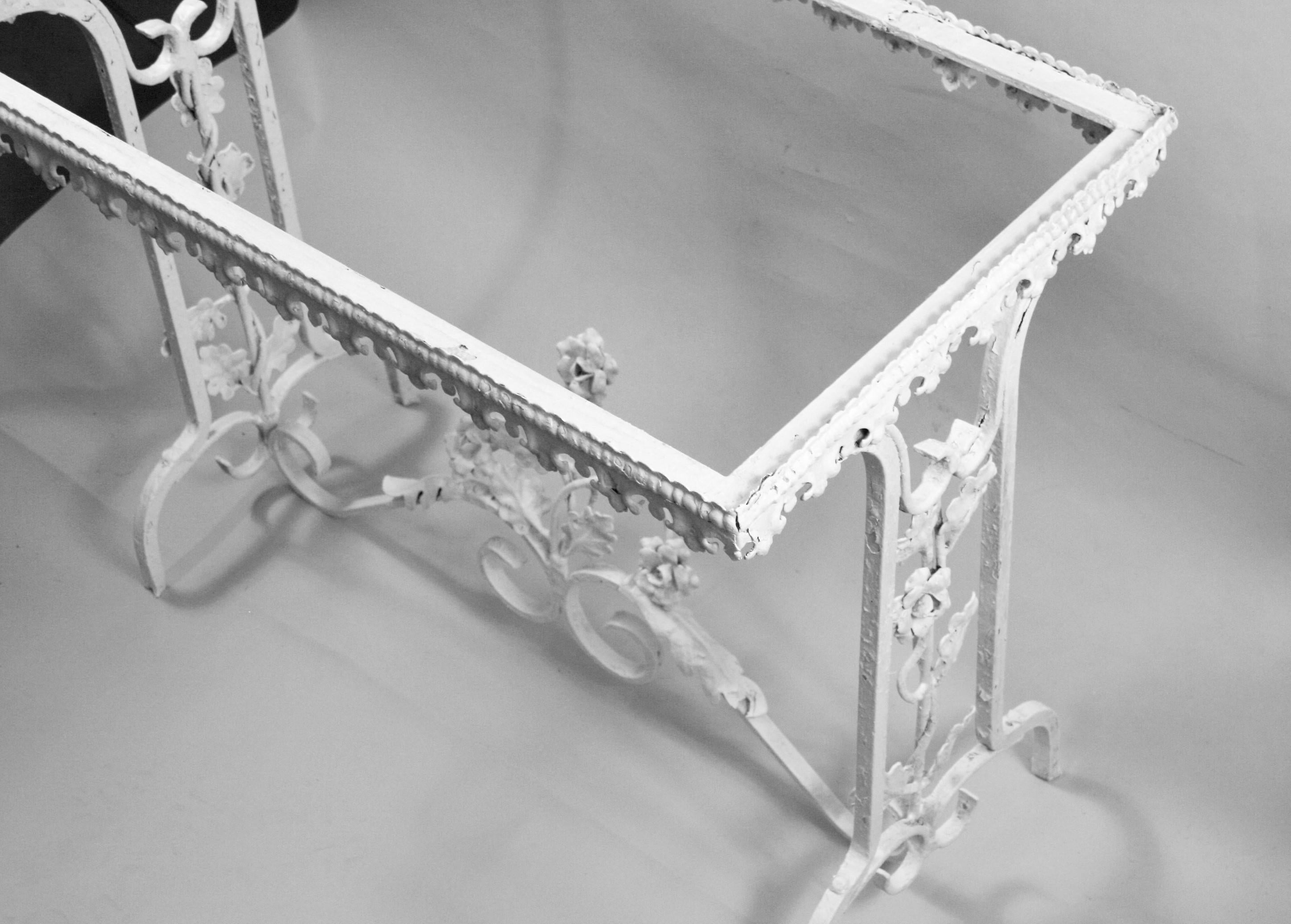 Table de base architecturale victorienne en fer faite à la main avec plateau en marbre en vente 6