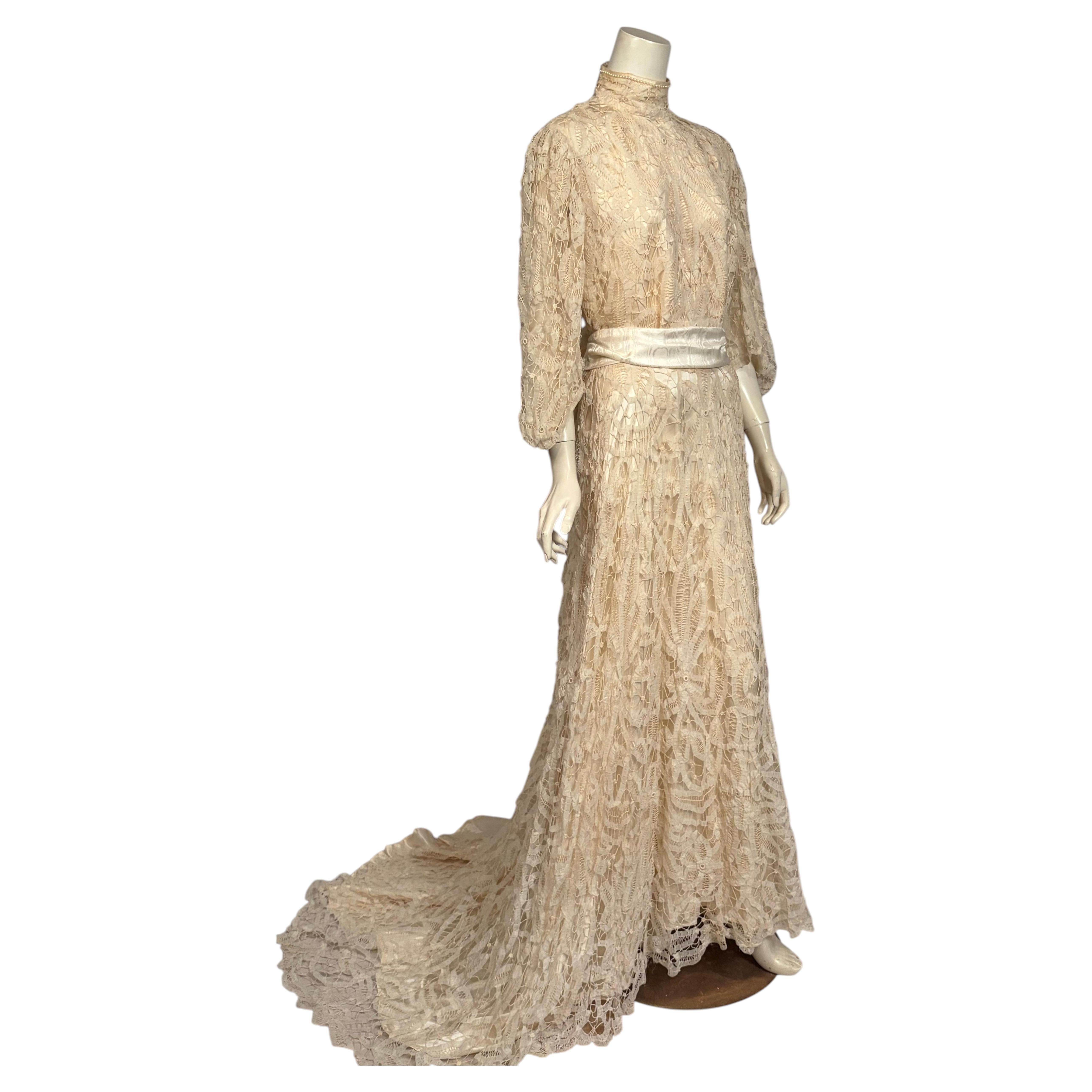 Zweiteiliges Abend- oder Hochzeitskleid im viktorianischen Stil aus handgefertigter Bandspitze im Angebot