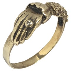 Viktorianischer Ring aus 9 Karat Gelbgold und Diamanten mit Hand über Herz