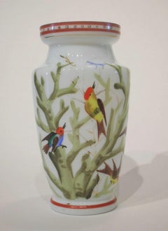Viktorianische Vase aus handbemaltem und vergoldetem Milchglas - K.K. - Ende 19.