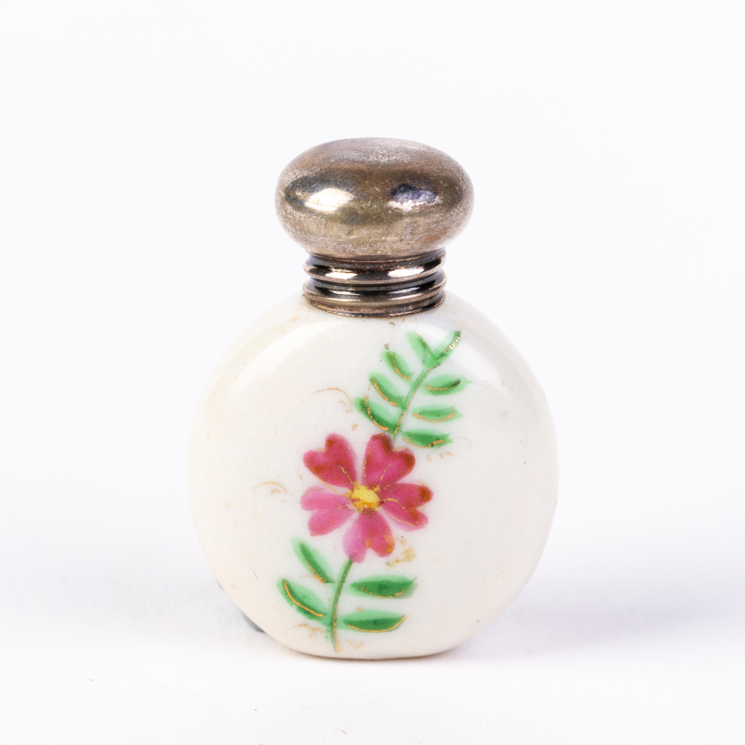 In good condition
From a private collection
Free international shipping
Victorian Hand Painted Porcelain Silver Perfume Bottle 