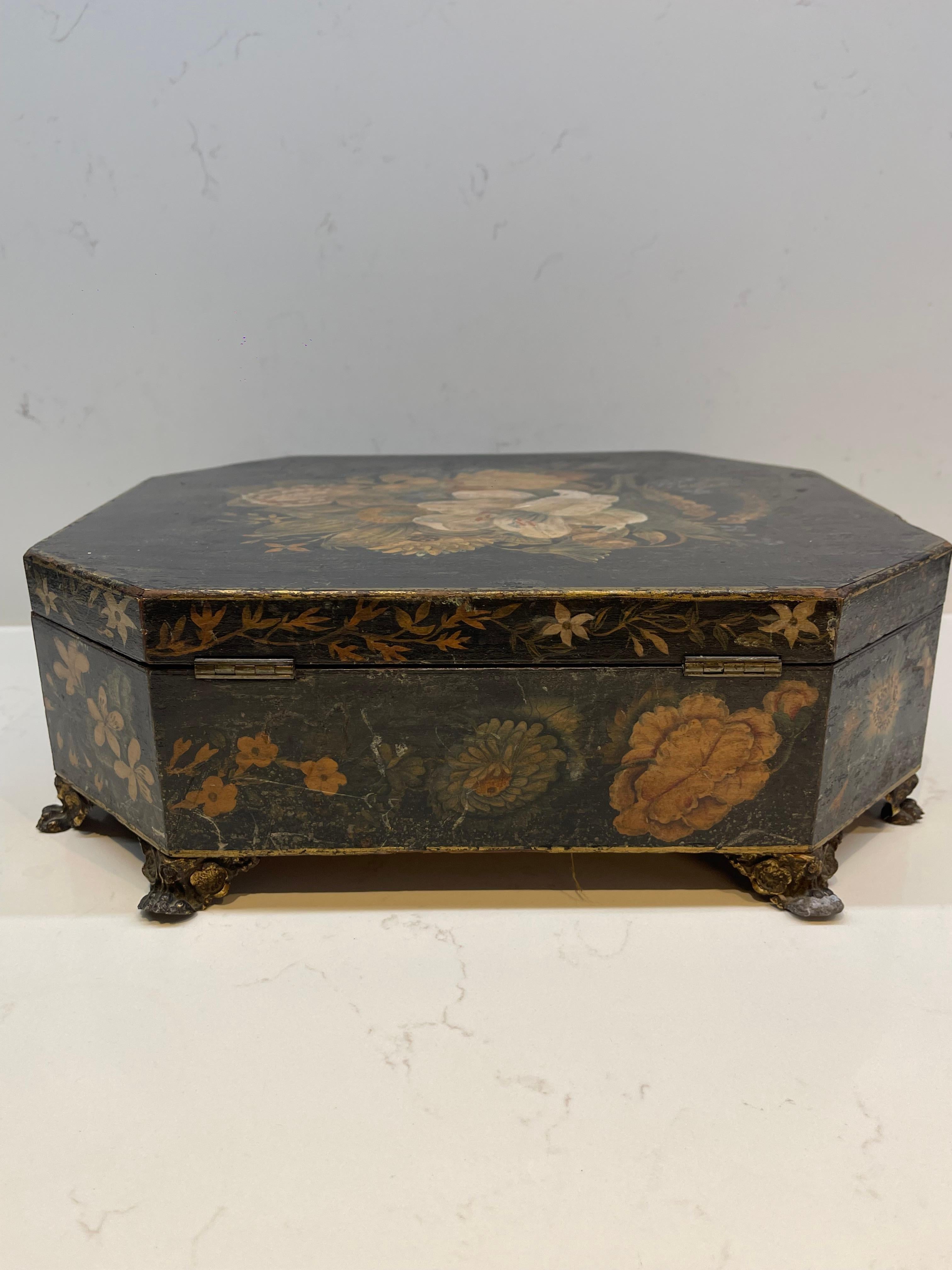 Caja victoriana de madera pintada a mano en venta 1