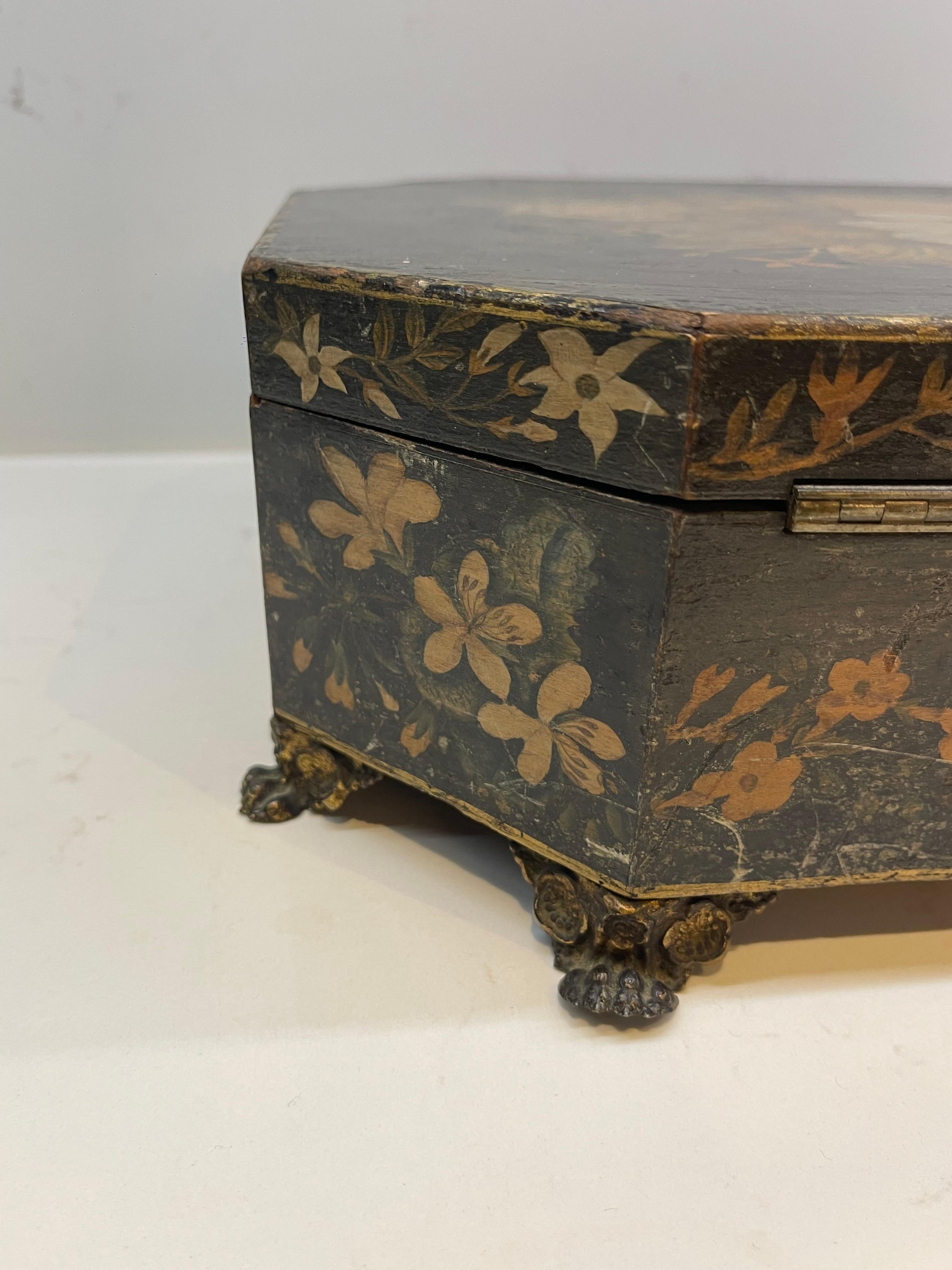 Caja victoriana de madera pintada a mano en venta 4
