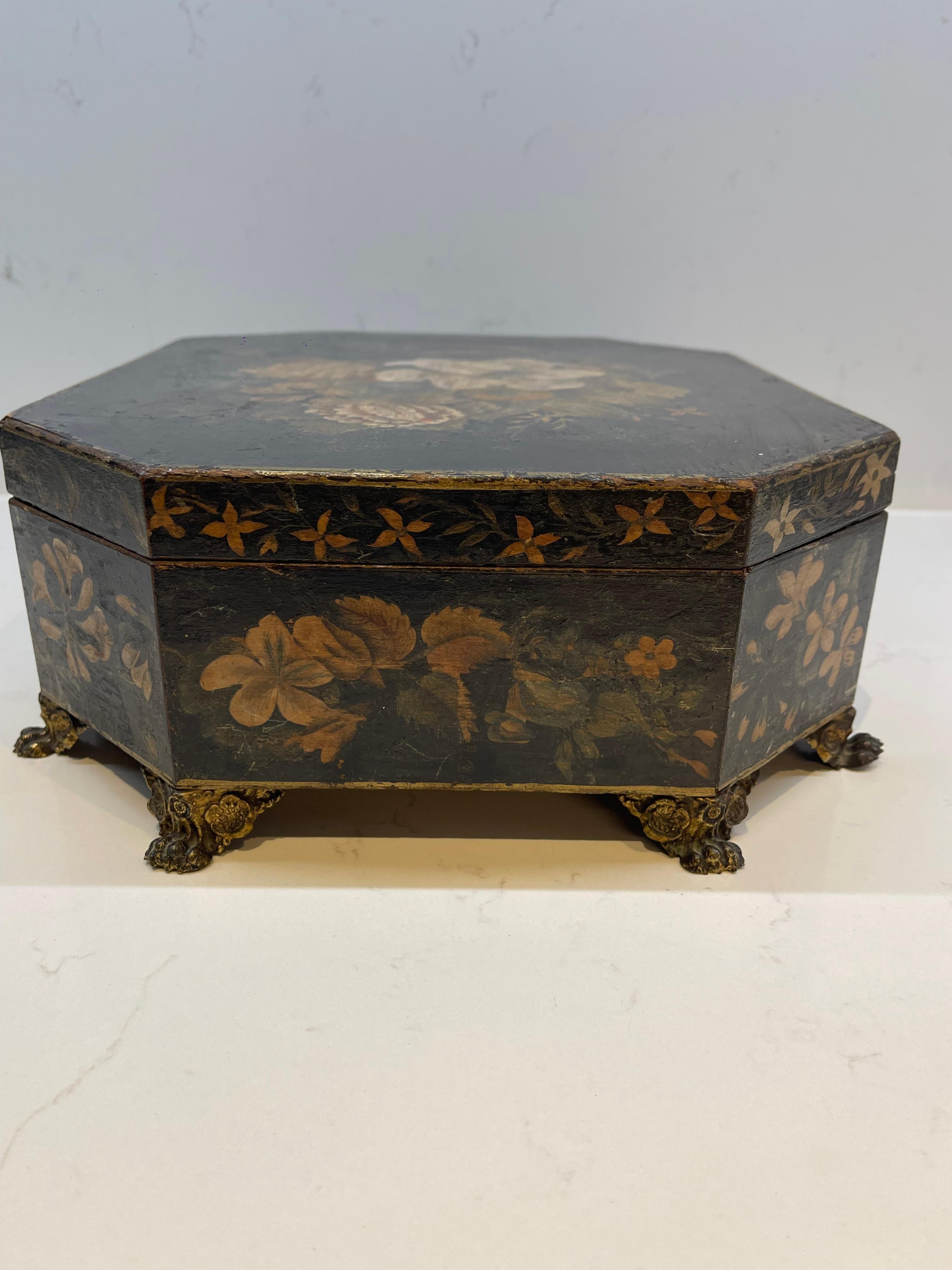 Caja victoriana de madera pintada a mano en venta 5
