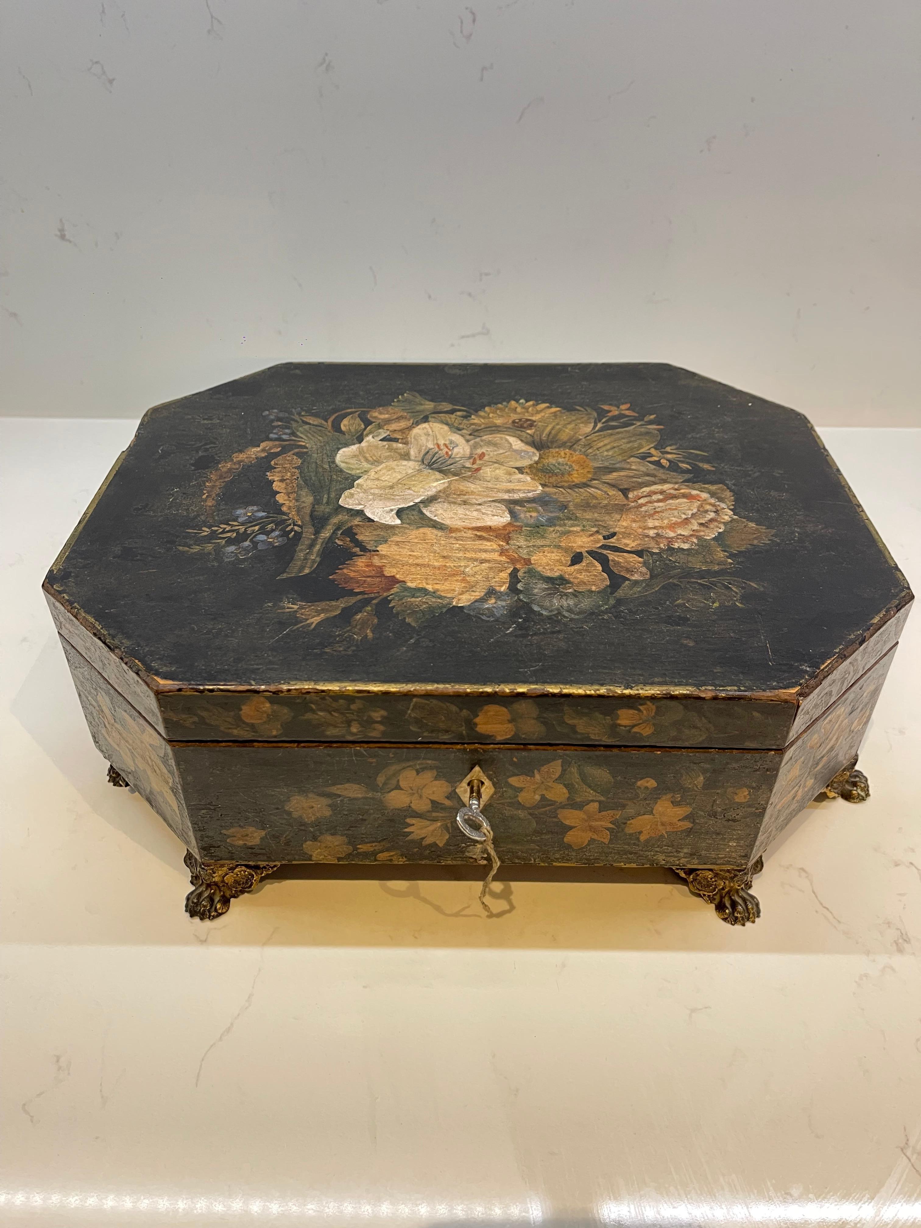 Caja decorativa victoriana original de madera dorada pintada a mano para mesa de centro. 