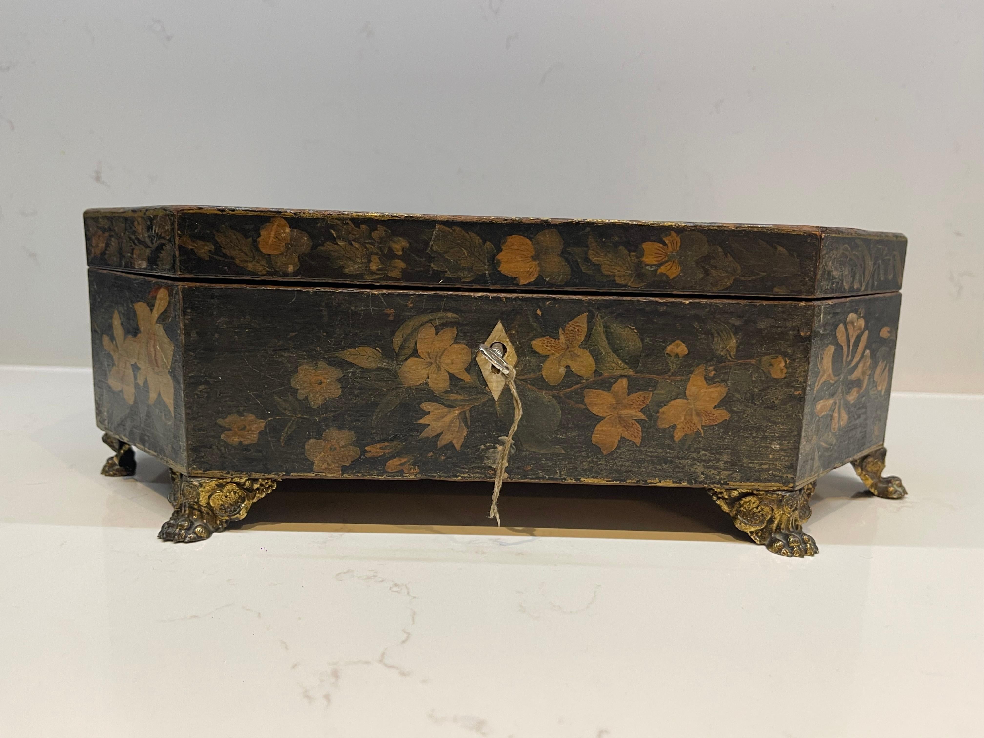 Caja victoriana de madera pintada a mano siglo XIX en venta
