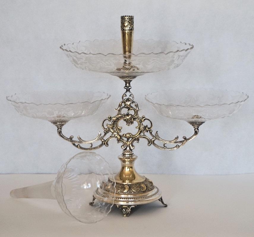Viktorianischer, handgeschliffener, versilberter Epergne-Tafelaufsatz aus Kristall, England, 1880-1889 1