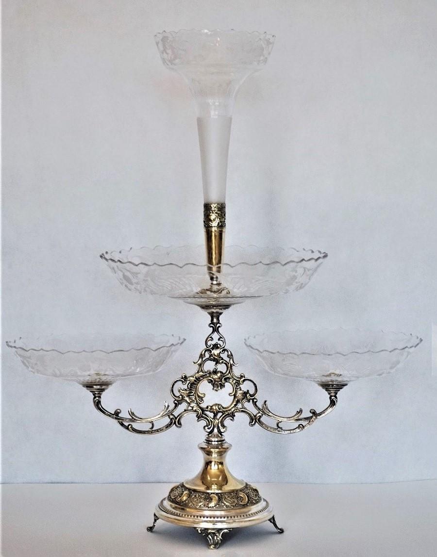 Victorien tardif Centre de table victorien Epergne en cristal taillé à la main et plaqué argent, Angleterre, 1880-1889 en vente