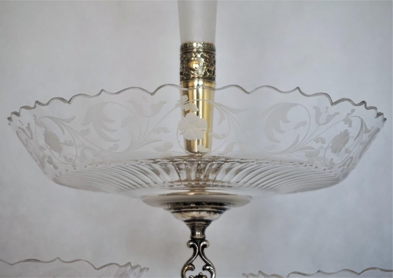 Viktorianischer, handgeschliffener, versilberter Epergne-Tafelaufsatz aus Kristall, England, 1880-1889 im Zustand „Starke Gebrauchsspuren“ in Frankfurt am Main, DE