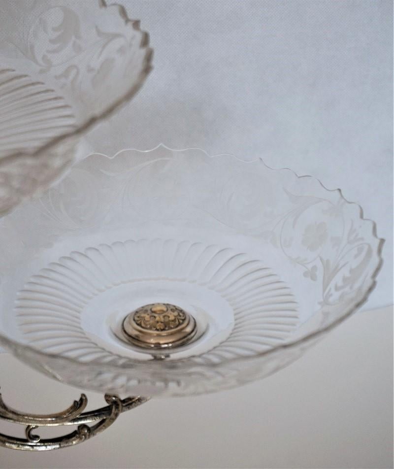 Viktorianischer, handgeschliffener, versilberter Epergne-Tafelaufsatz aus Kristall, England, 1880-1889 (19. Jahrhundert)