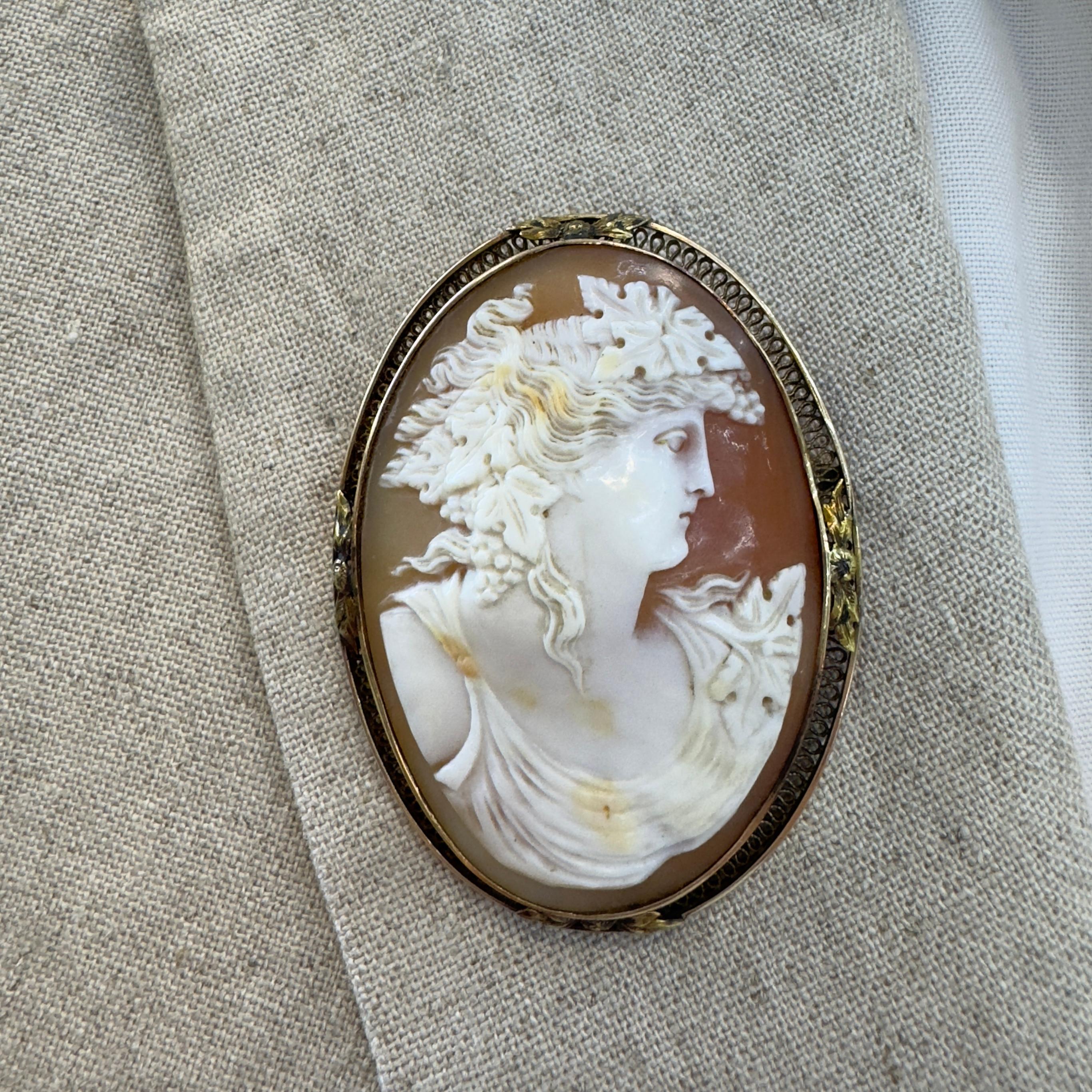 Victorian Handmade 14K Yellow Gold Large Oval Woman Portrait Cameo Brooch For Sale 2