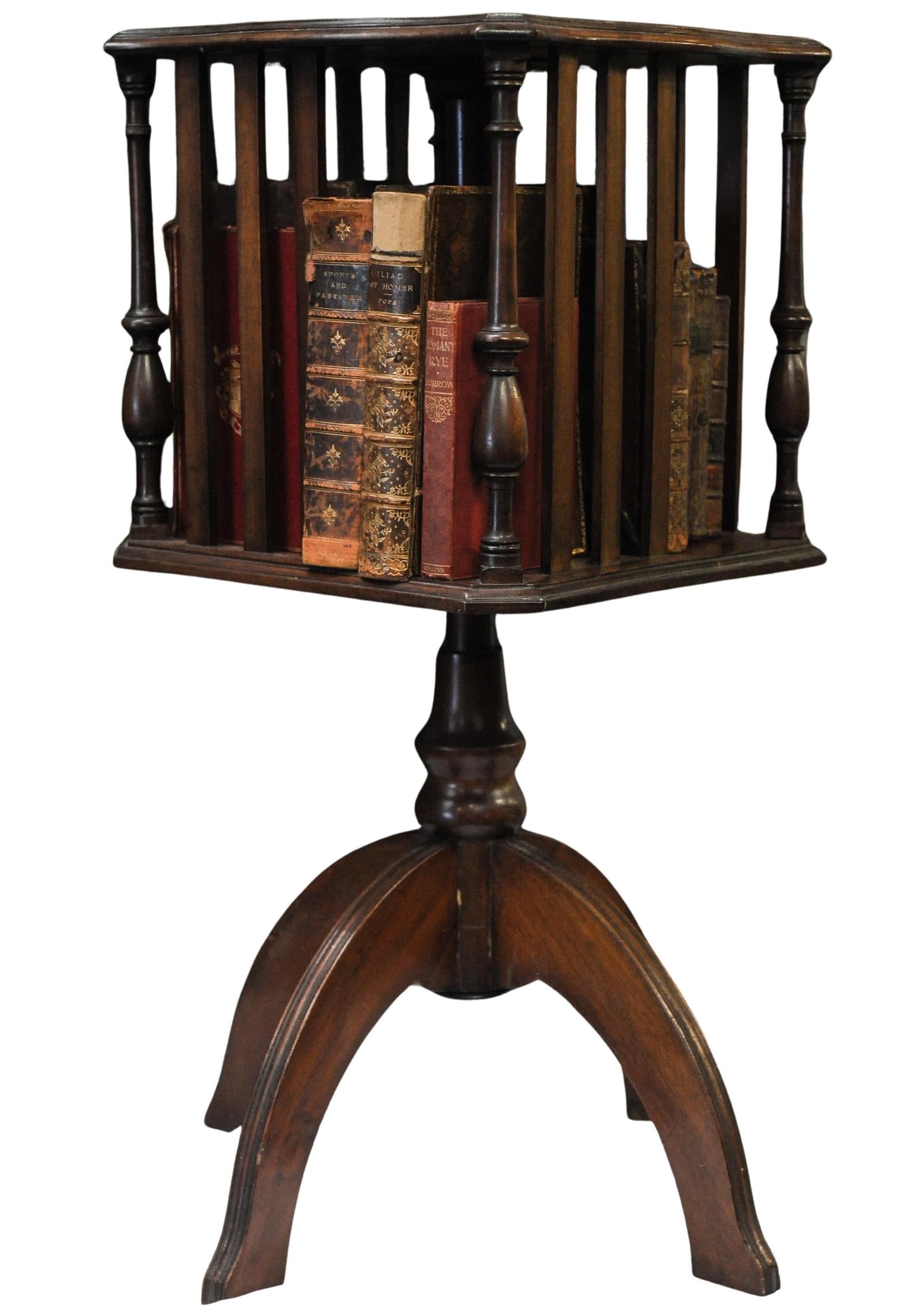 Acajou Bibliothèque tournante victorienne faite à la main sur pied avec bord chanfreiné, années 1870 en vente