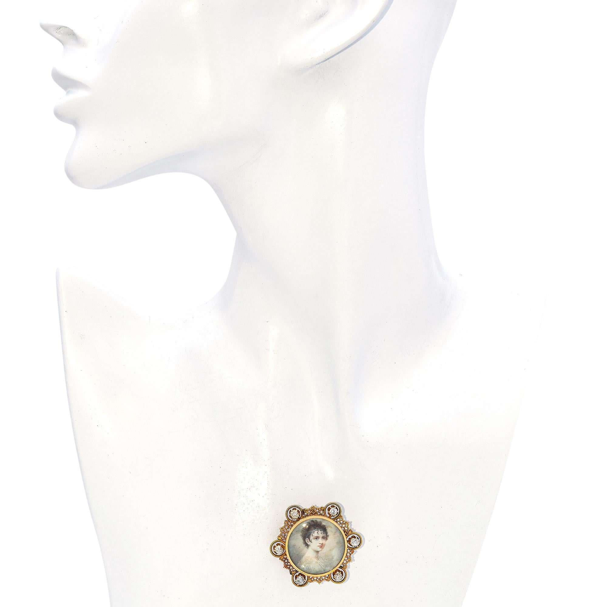 Antike Porträt-Miniatur-Brosche mit verschnörkeltem Goldfiligran und Diamanten im Minenschliff. Diese exquisite Brosche zeigt in der Mitte eine fein gezeichnete Porträtminiatur, die von einem zarten Goldrahmen umgeben ist. Das Porträt ist von
