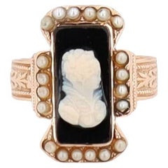 Anello vittoriano di agata a fascia con cammeo in pietra dura