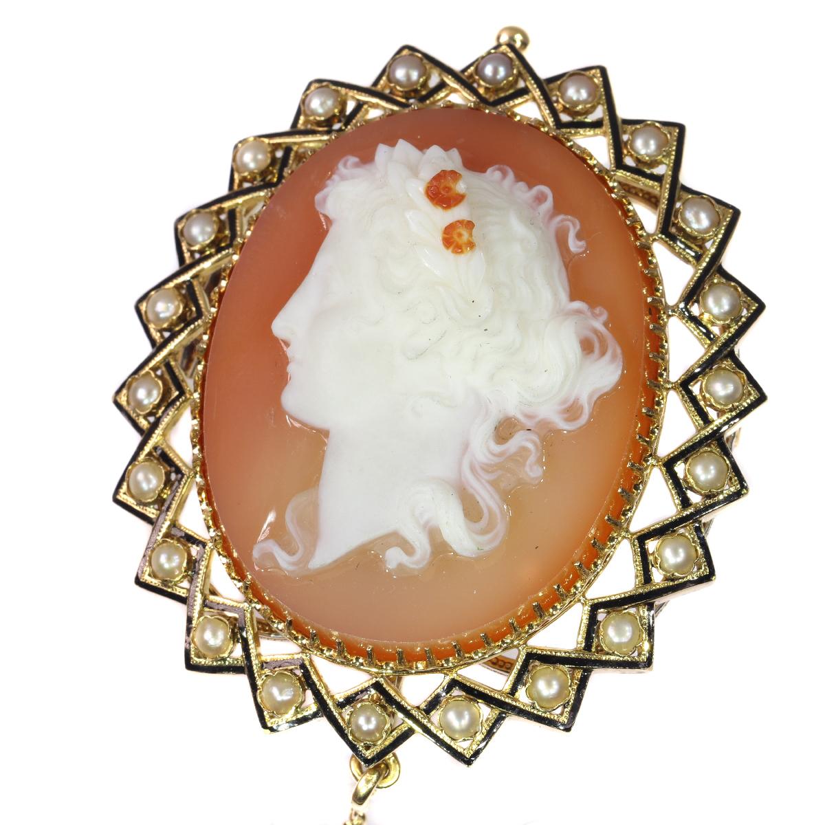 Victorian Hard Stone Cameo in Gold Mounting with Half Seed Pearls Black Enamel In Excellent Condition For Sale In Antwerp, BE