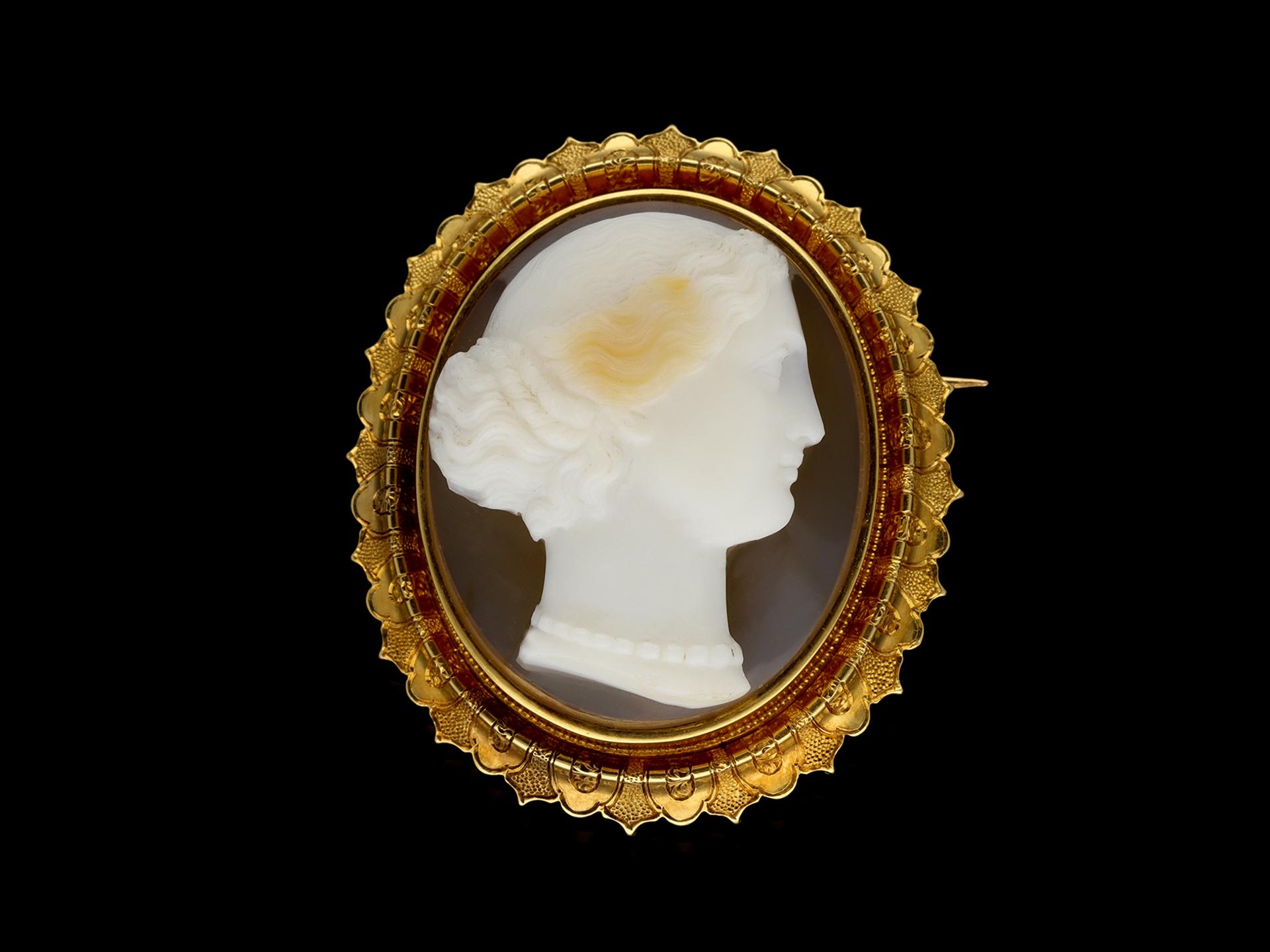 Victorian hardstone cameo brooch, French, circa 1900 For Sale 2
