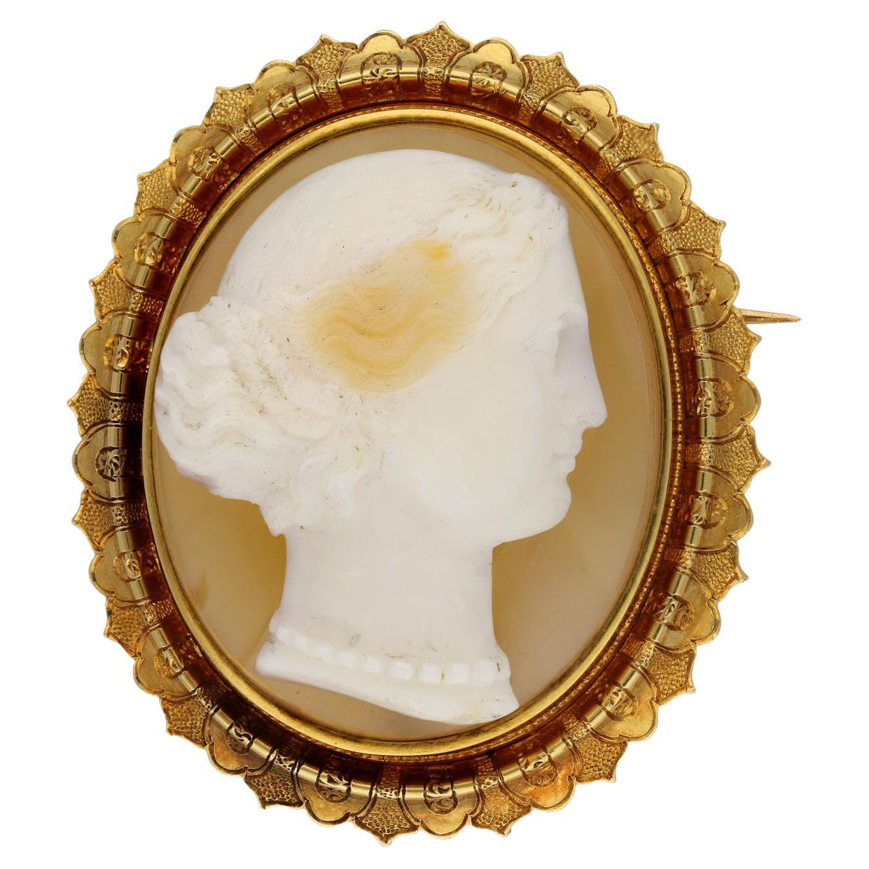 Broche victorienne en camée en pierre dure, française, vers 1900