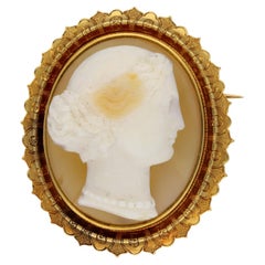 Broche victorienne en camée en pierre dure, française, vers 1900