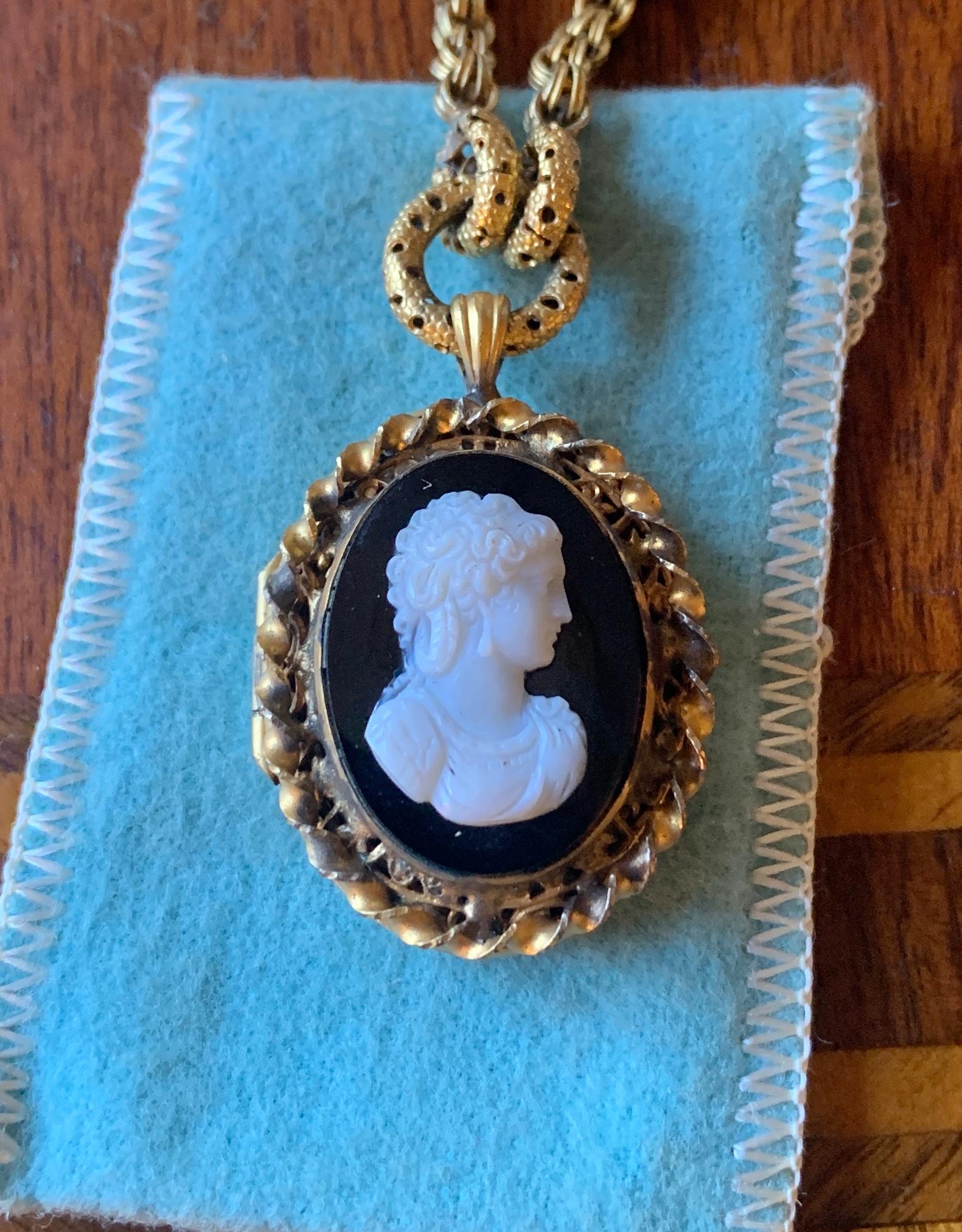 THIS IS A SUPERB VICTORIAN PICTURE LOCKET NECKLACE WITH A HAND CARVED HARDSTONE CAMEO OF A BEAUTIFUL WOMAN.  THE LOCKET HANGS FROM A WONDERFUL BOOK BELCHER CHAIN.  THE NECKLACE DATES TO C1860-1890.
The locket features a stunning hard stone hand