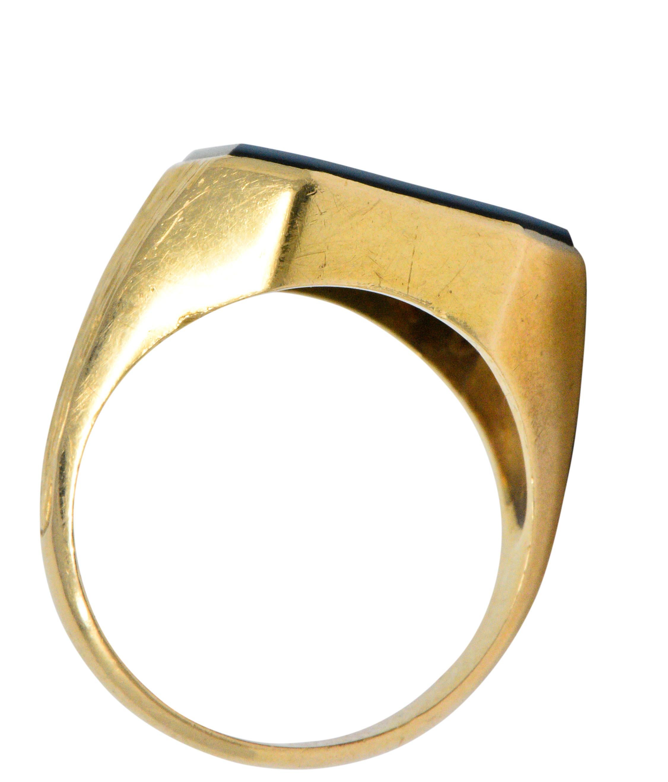 Victorian Hardstone Intaglio 18 Karat Gold Unisex Signet Ring im Zustand „Hervorragend“ in Philadelphia, PA