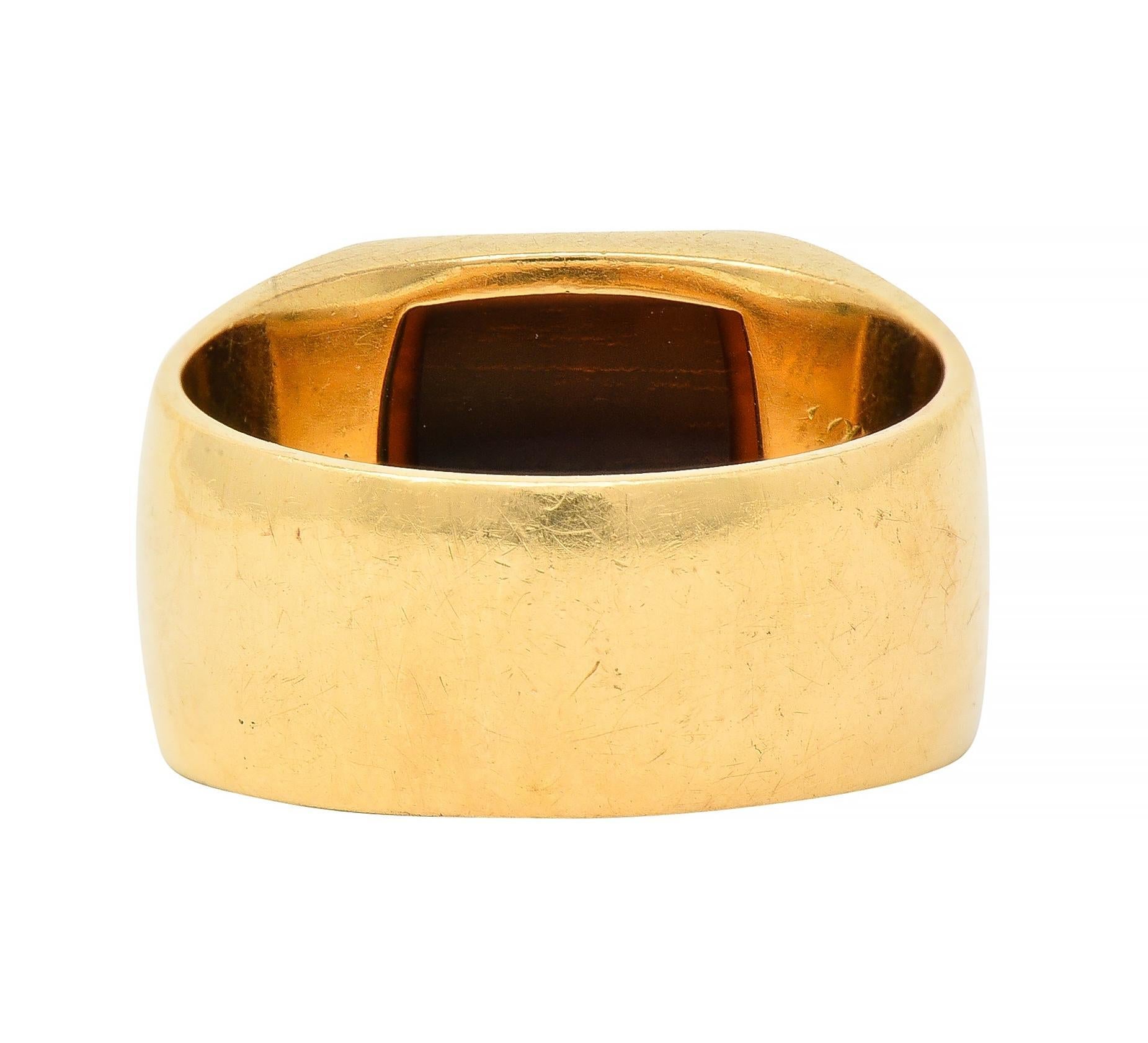 Victorian Hardstone Intaglio 18 Karat Yellow Gold Griffin Unisex Signet Ring For Sale 1