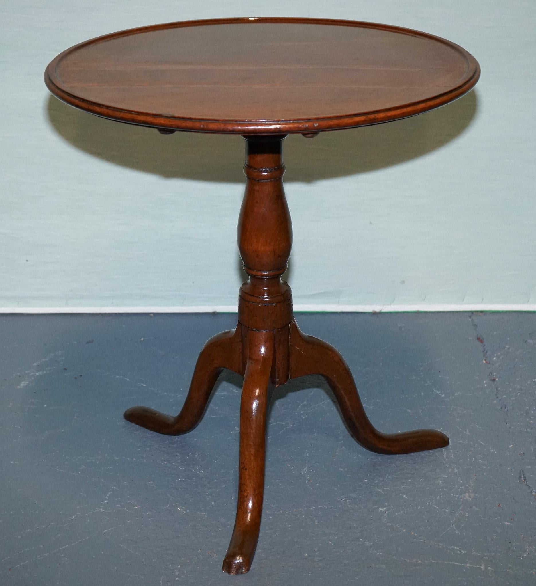 British VICTORIAN HARDWOOD TILT TOP TRIPOD TABLE ROUND SIDE OR WiNE TABLE For Sale