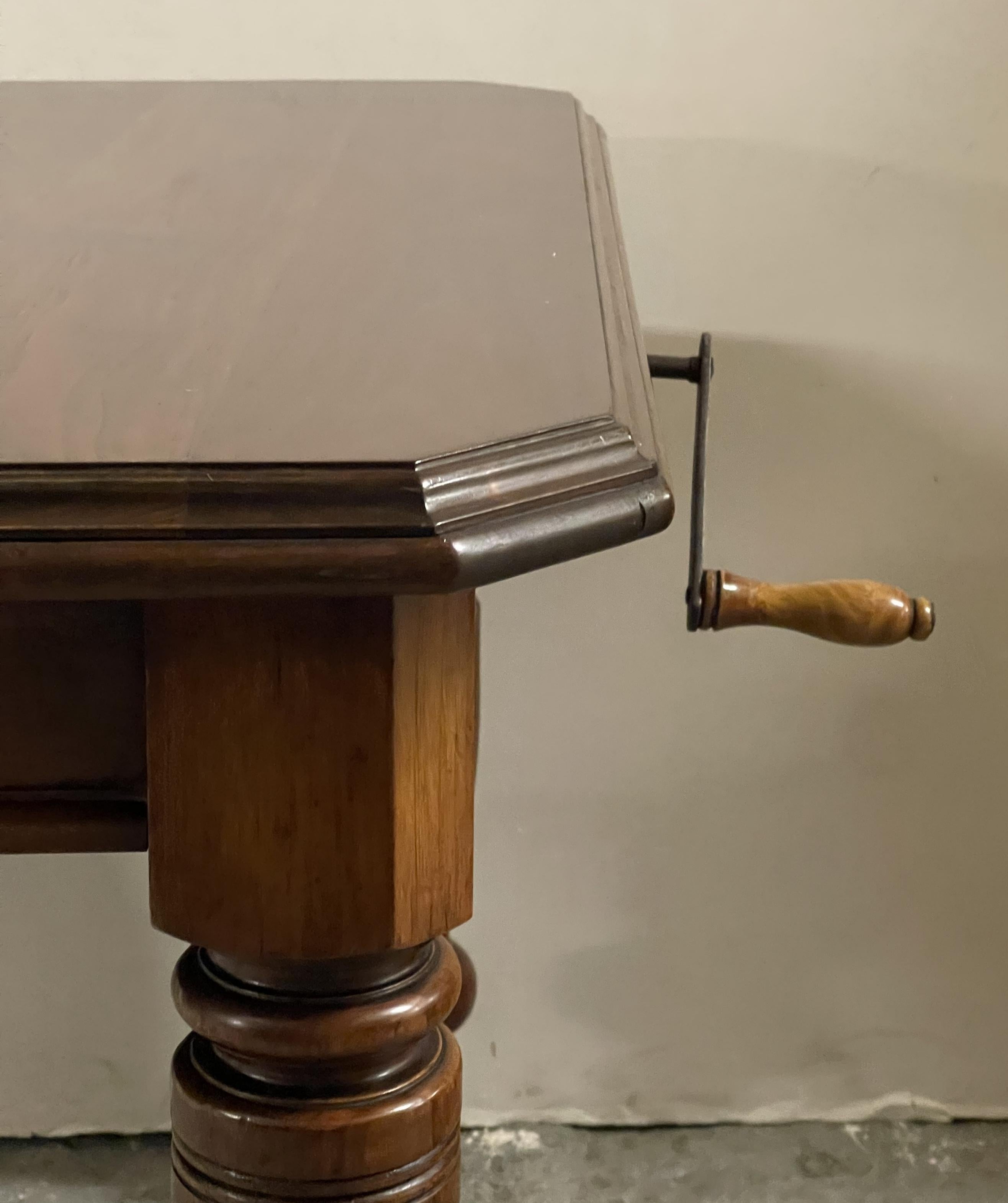 Victorian Hardwood Wind Out Extending Dining Table with Fluted Legs and Castors In Good Condition In West Sussex, Pulborough