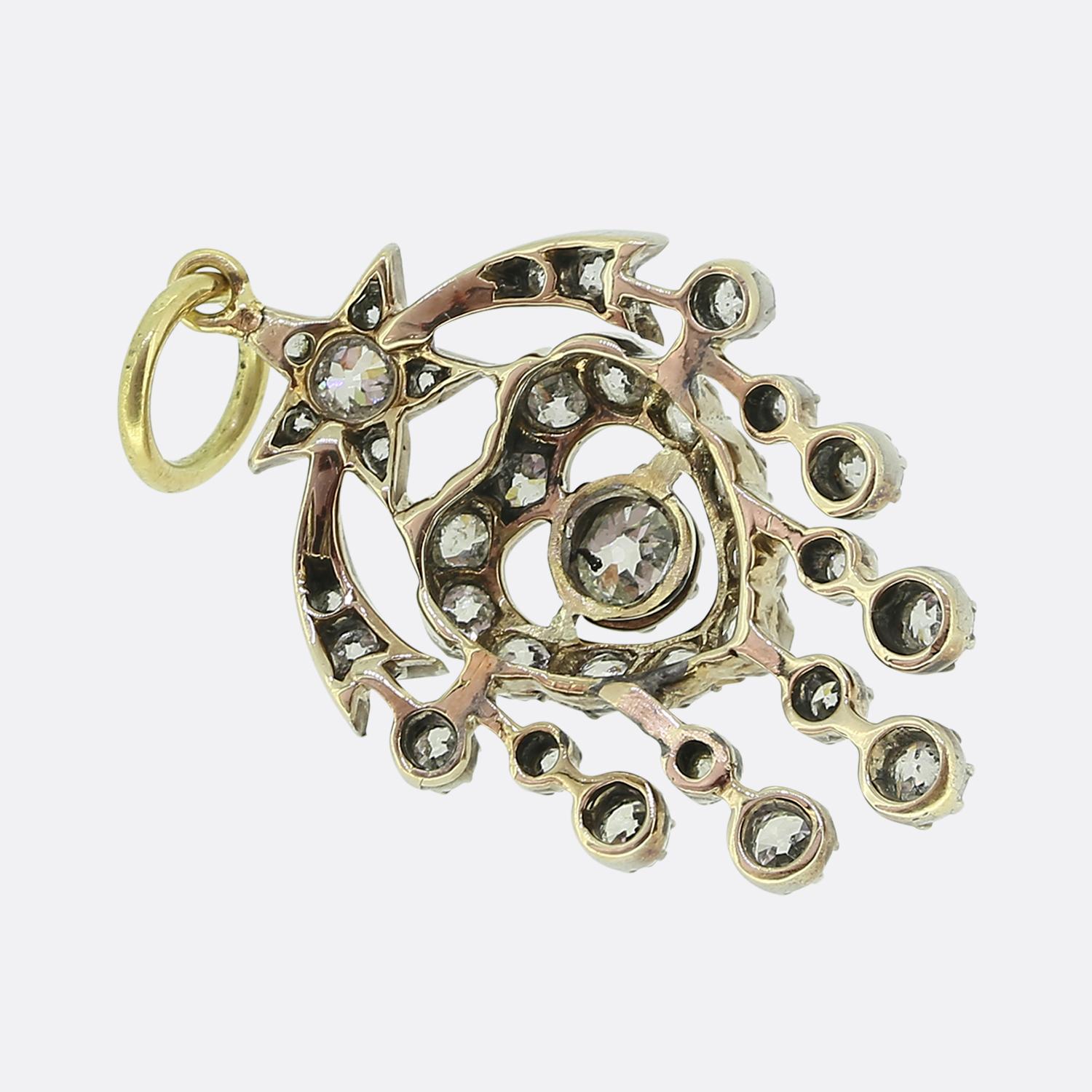 Ein wunderschöner und seltener Diamantanhänger aus der viktorianischen Ära. Der Anhänger besteht aus einem diamantbesetzten Herz, das unter einer wunderschönen Sternschnuppe sitzt. Der Anhänger ist aus 15-karätigem Gold mit einer Silberfassung für
