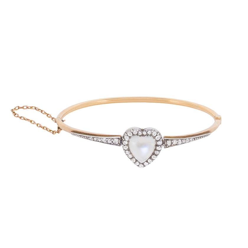 Datant des années 1880, ce bracelet est centré sur une pierre de lune en forme de cœur et taillée en cabochon. Il a été serti et auréolé de diamants taille rose. Les diamants se poursuivent sur les épaules et ont un poids total de 0,30 carat. Les