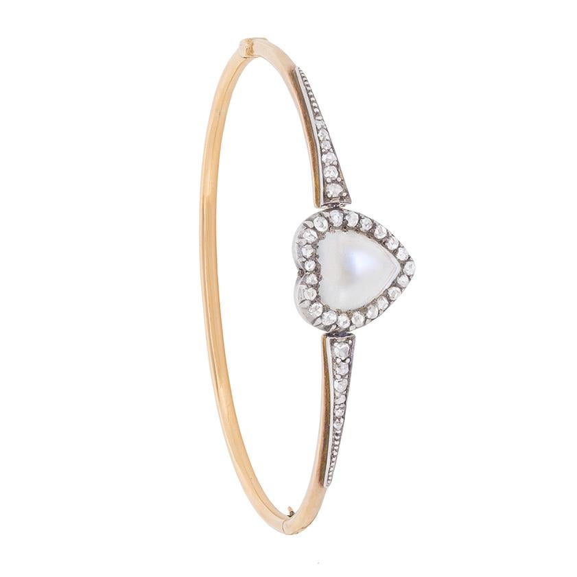 Taille cabochon Bracelet jonc victorien en pierre de lune en forme de cœur et diamants, c. 1880 en vente