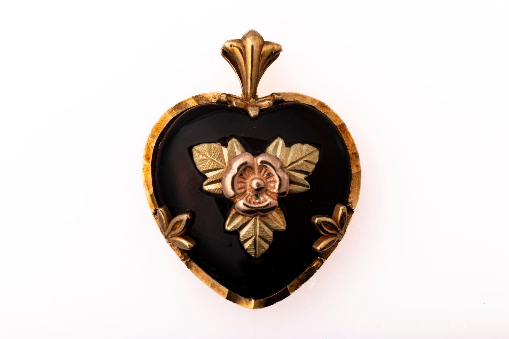 Questo ciondolo a forma di cuore a due facce, in oro e smalto scuro, presenta una rosa di Shannon in oro sulla faccia. L'oro e l'incisione sono di qualità squisita e riprendono il significato della Rosa, definita come avente bellezza e buone