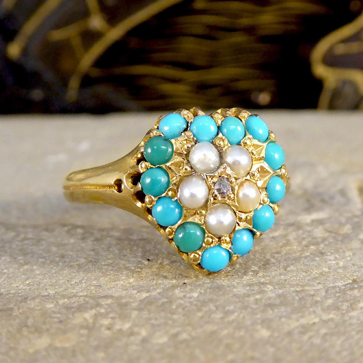 Tauchen Sie ein in die romantische Ära der viktorianischen Eleganz mit unserem herzförmigen Ring mit Türkisen, Perlen und Diamanten. Er wurde 1871 gefertigt und ist ein Schatz aus der Vergangenheit, der das komplizierte und gefühlvolle Design der